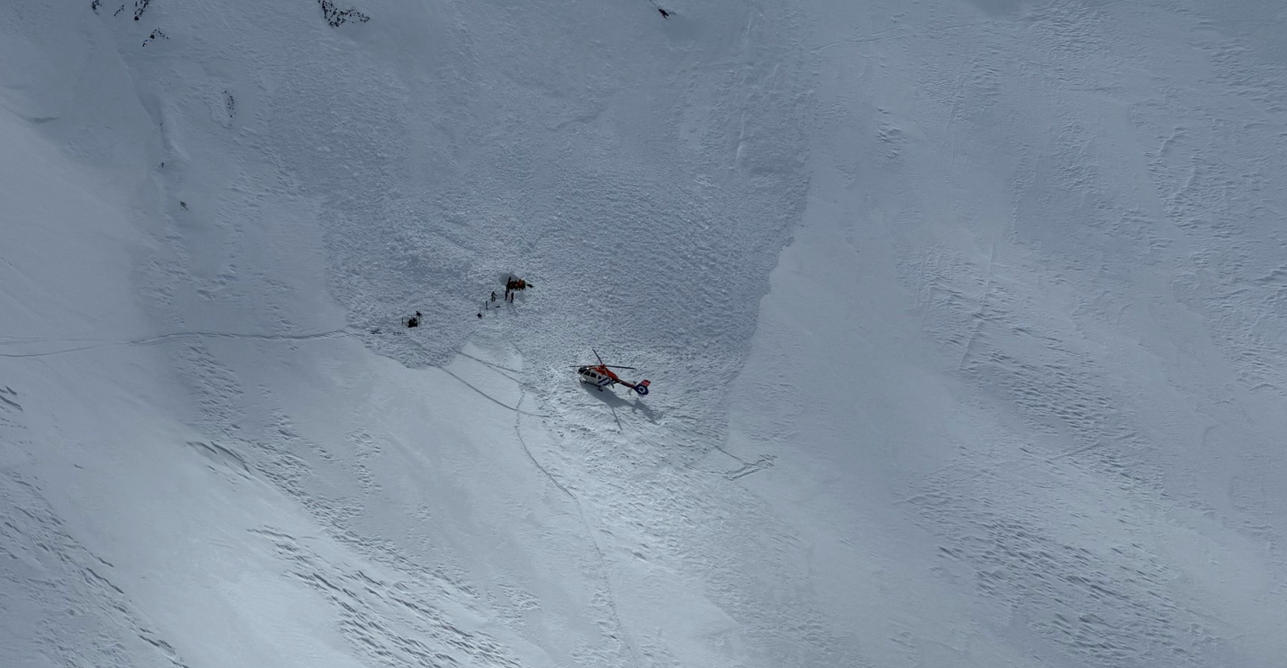 Nach etwa 100 Metern Querfahrt kam es oberhalb von den zwei Alpinisten zu einer Fernauslösung eines Schneebretts