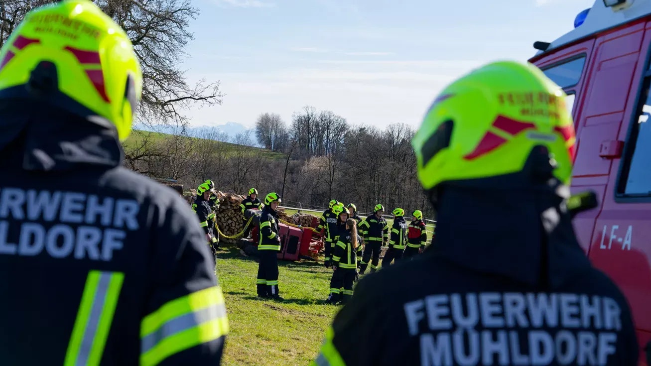 In Feldkirchen an der Donau (Urfahr-Umgebung) ist am Samstagnachmittag eine 82-jährige Frau durch einen Hoflader getötet worden. Das beladene Fahrzeug kippte plötzlich um und fiel auf die Frau.