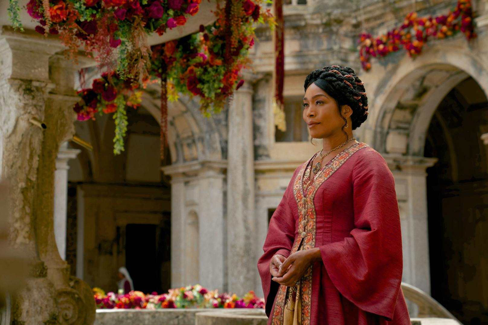 Golden-Globe-Gewinnerin Angela Bassett ("Black Panther") als Lady Bayford