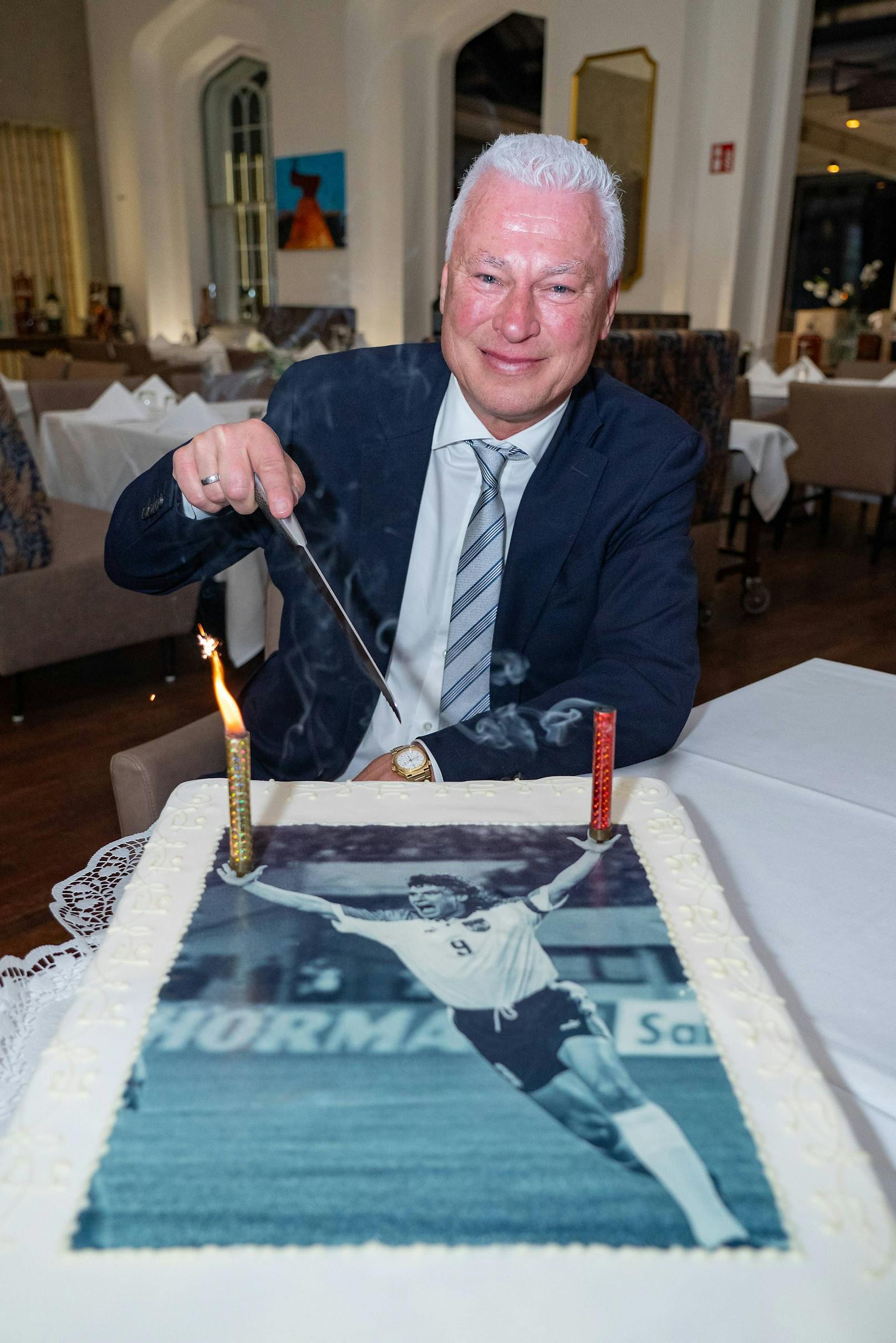Fußball-Legende Toni Polster mit der korrekten Torte