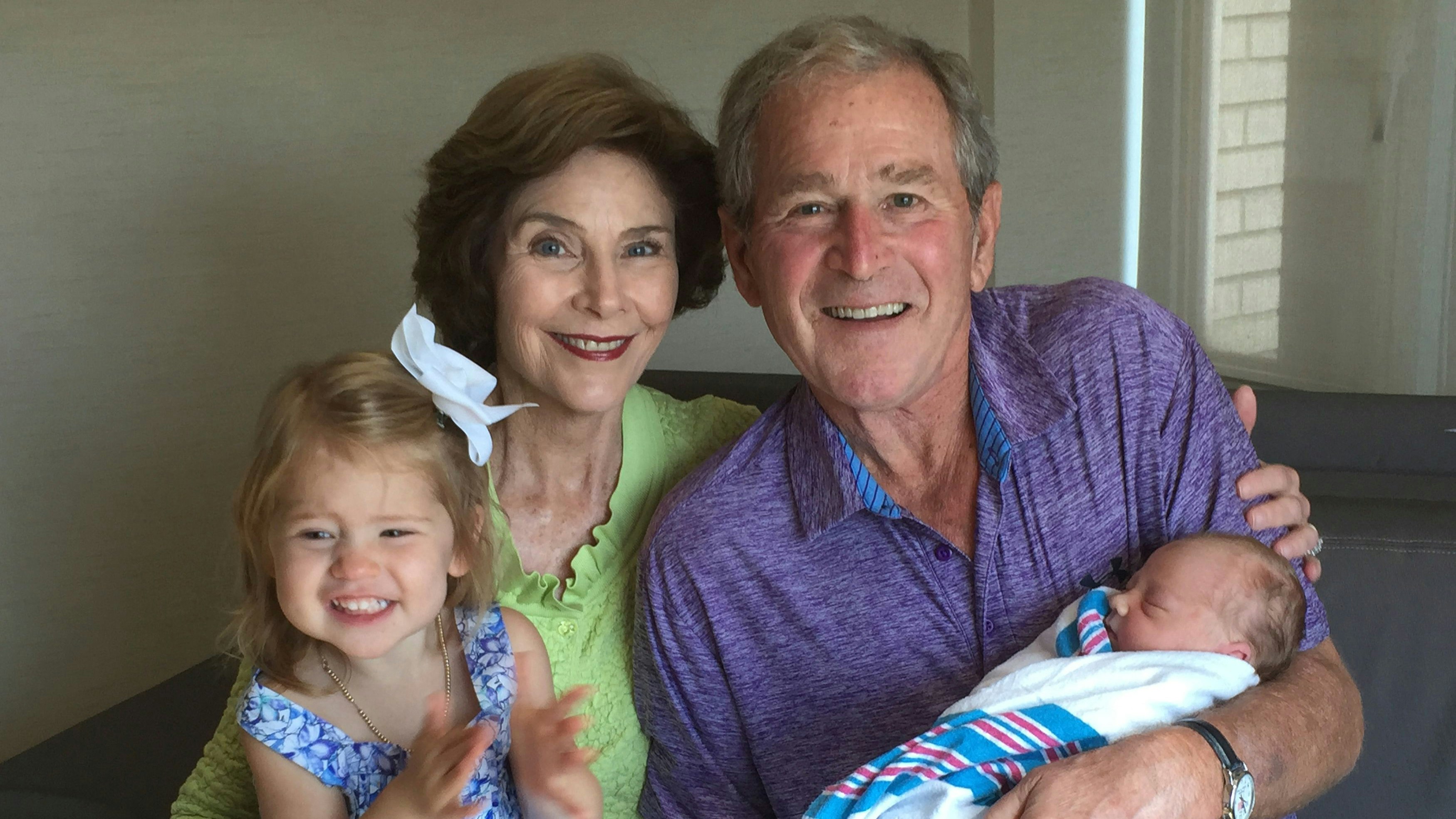 Der frühere US-Präsident George W. Bush und seine Frau Laura mit Enkelin Poppy Louise (r.) und Schwester Mila 2015