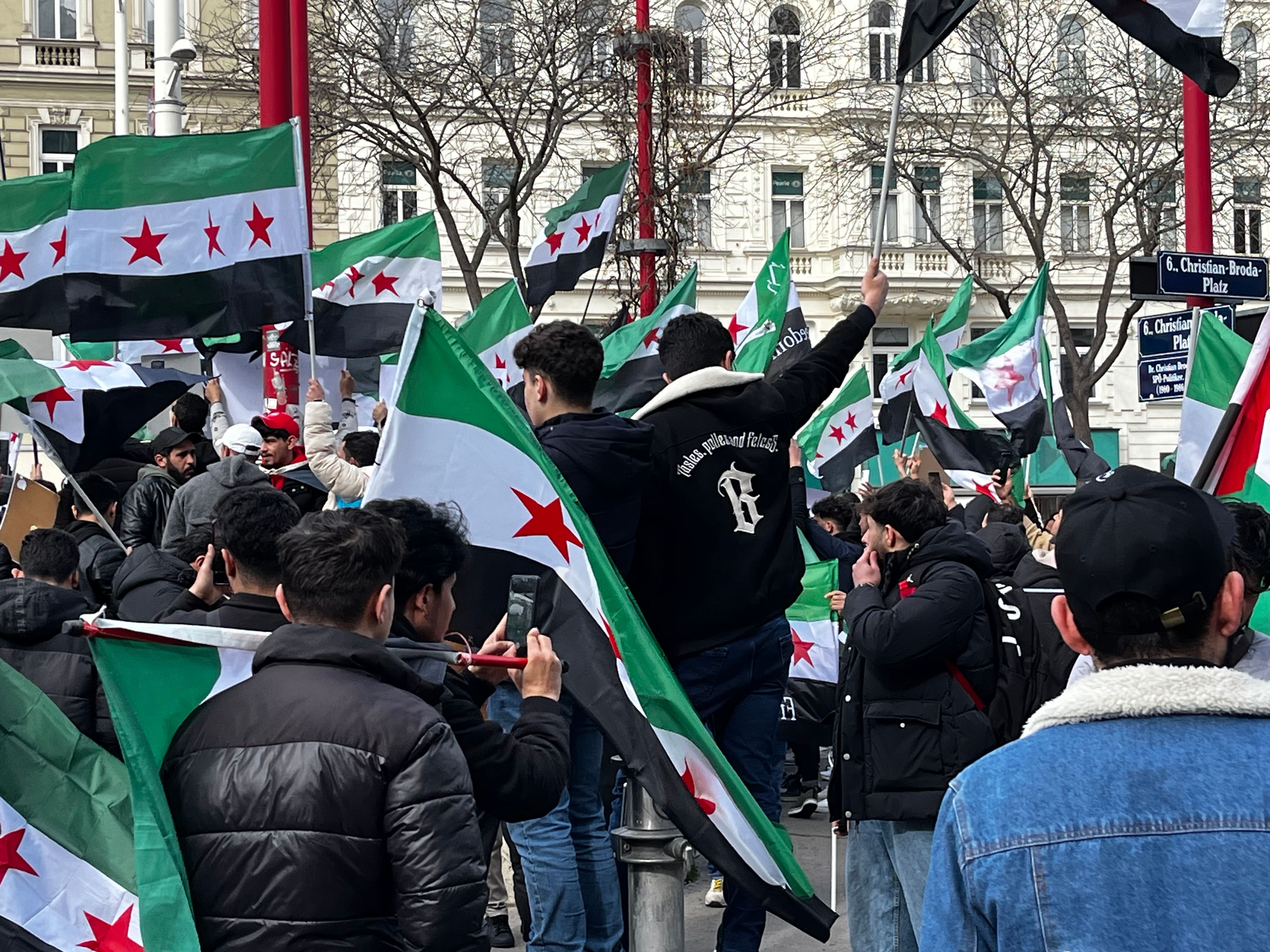Sie alle fordern das Ende der Diktatur in Syrien: Demo gegen Syriens Machthaber in Wien.