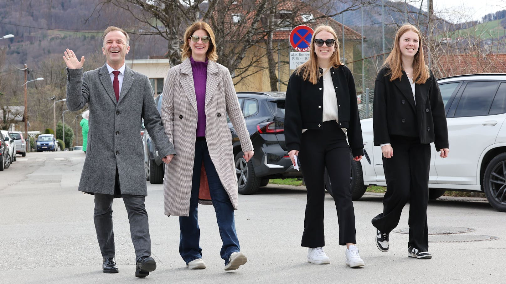 In Begleitung seiner Frau Marie-Christin und der beiden Töchter Sophie und Hannah ist Salzburgs Vizebürgermeister <strong>Bernhard Auinger</strong>&nbsp;(SPÖ) wählen gegangen.