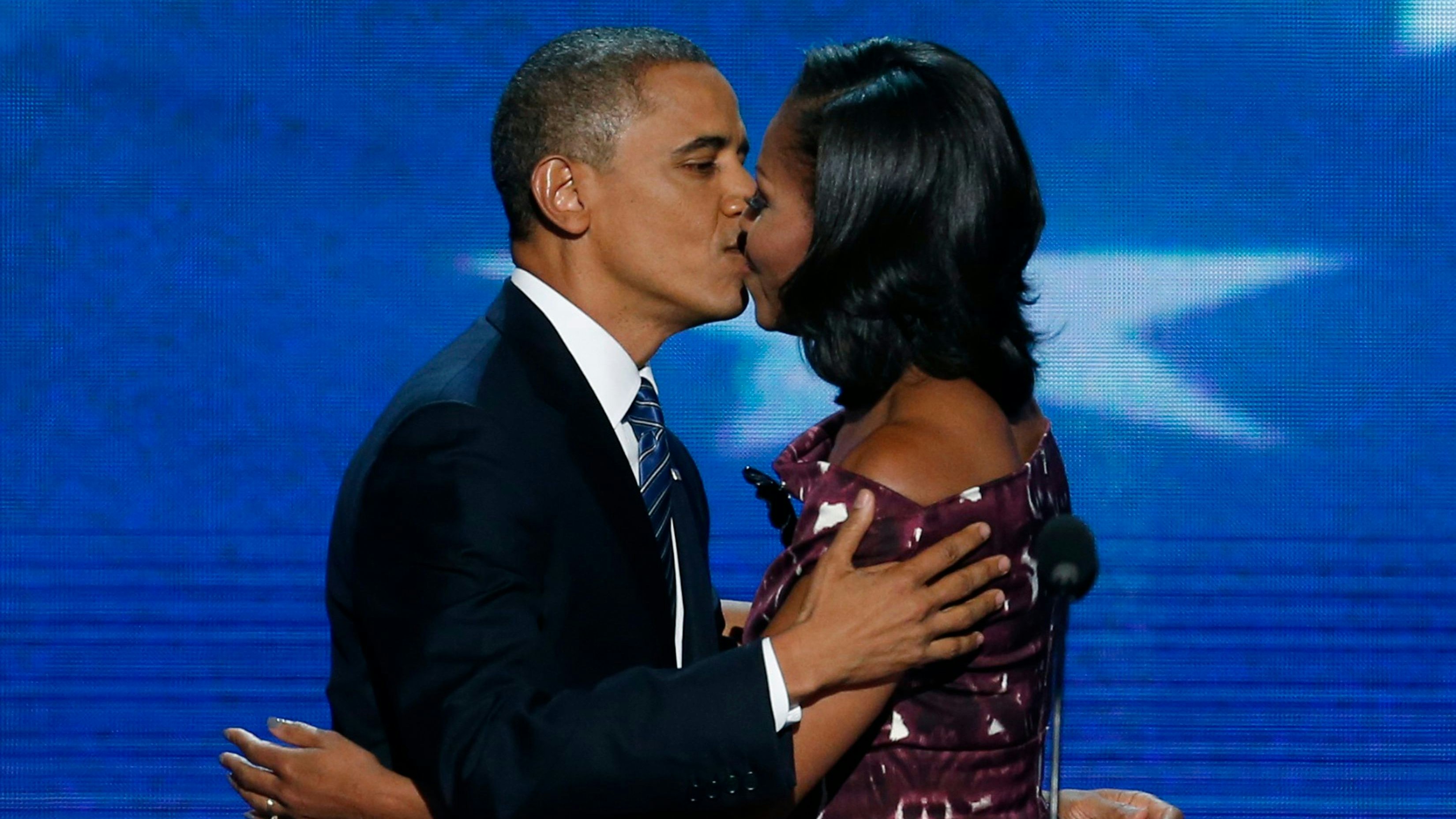 Ärger über Büste: US-Präsident Barack Obama küsst 2012 auf der "Democratic National Convention" in Charlotte seine Frau Michelle