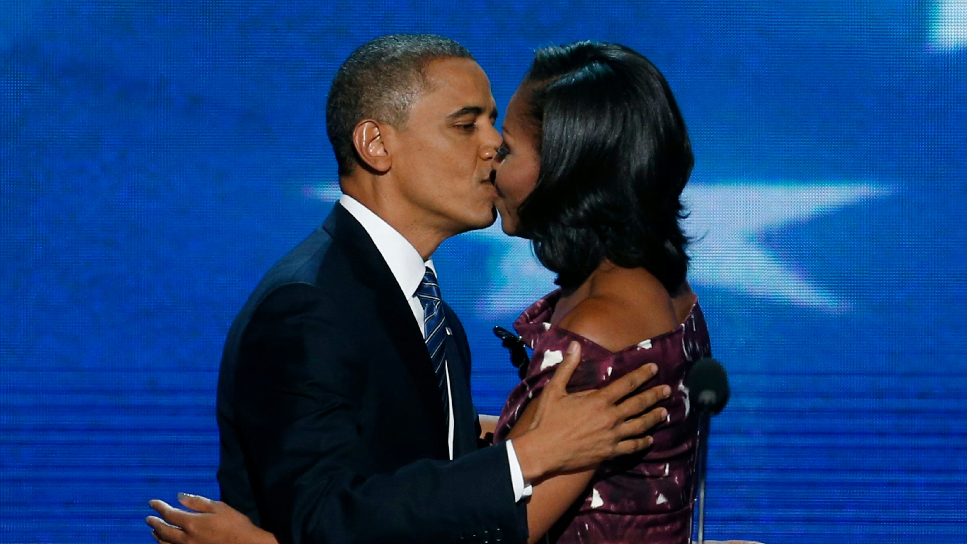 US-Präsident Barack Obama küsst 2012 auf der "Democratic National Convention" in Charlotte, North Carolina, seine Frau Michelle