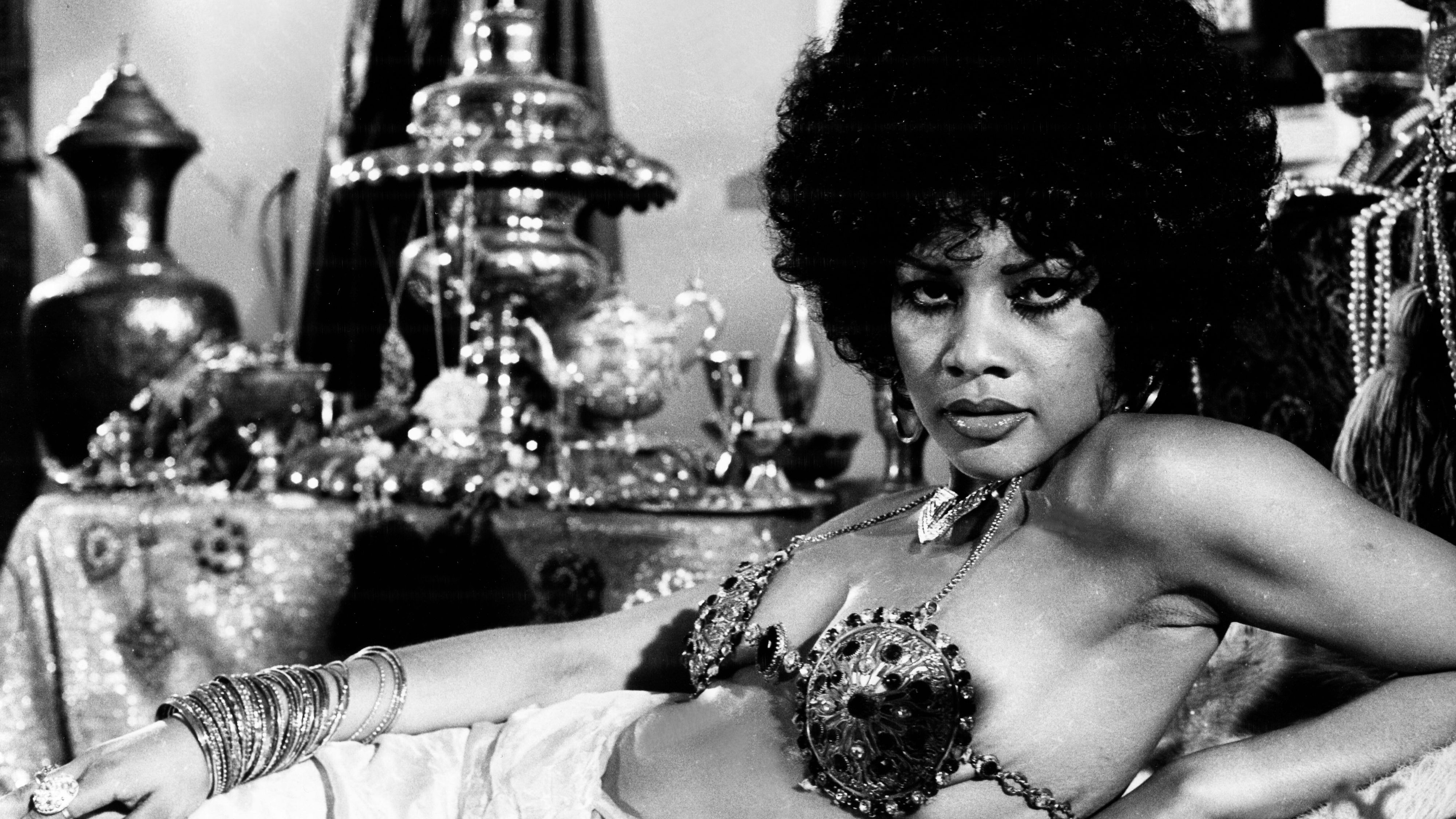 Viscella "Vikki" Richards wurde durch ihre Rolle in "Ghost in the Noonday Sun", einer britischen Filmkomödie aus dem Jahr 1974, bekannt.