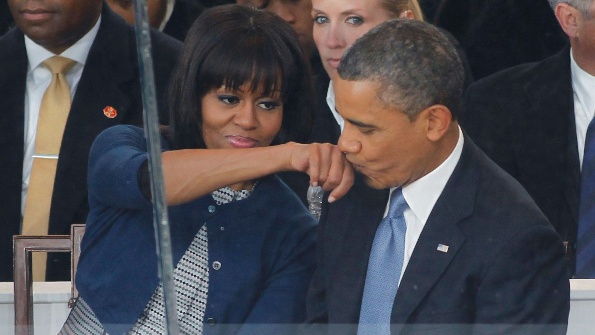 Etwas förmlich: US-Präsident Barack Obama beim Handkuss für Ehefrau Michelle Obama bei der Amtseinführung am 21. Jänner 2013