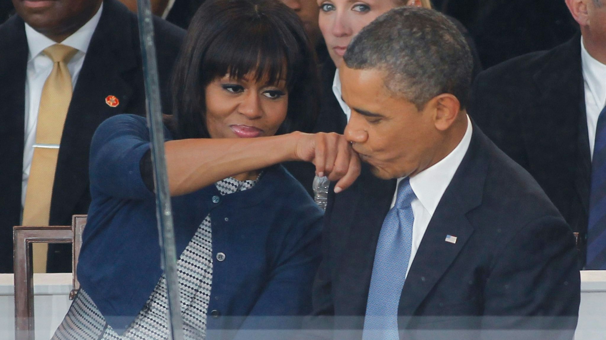 Etwas förmlich: US-Präsident Barack Obama beim Handkuss für Ehefrau Michelle Obama bei der Amtseinführung am 21. Jänner 2013