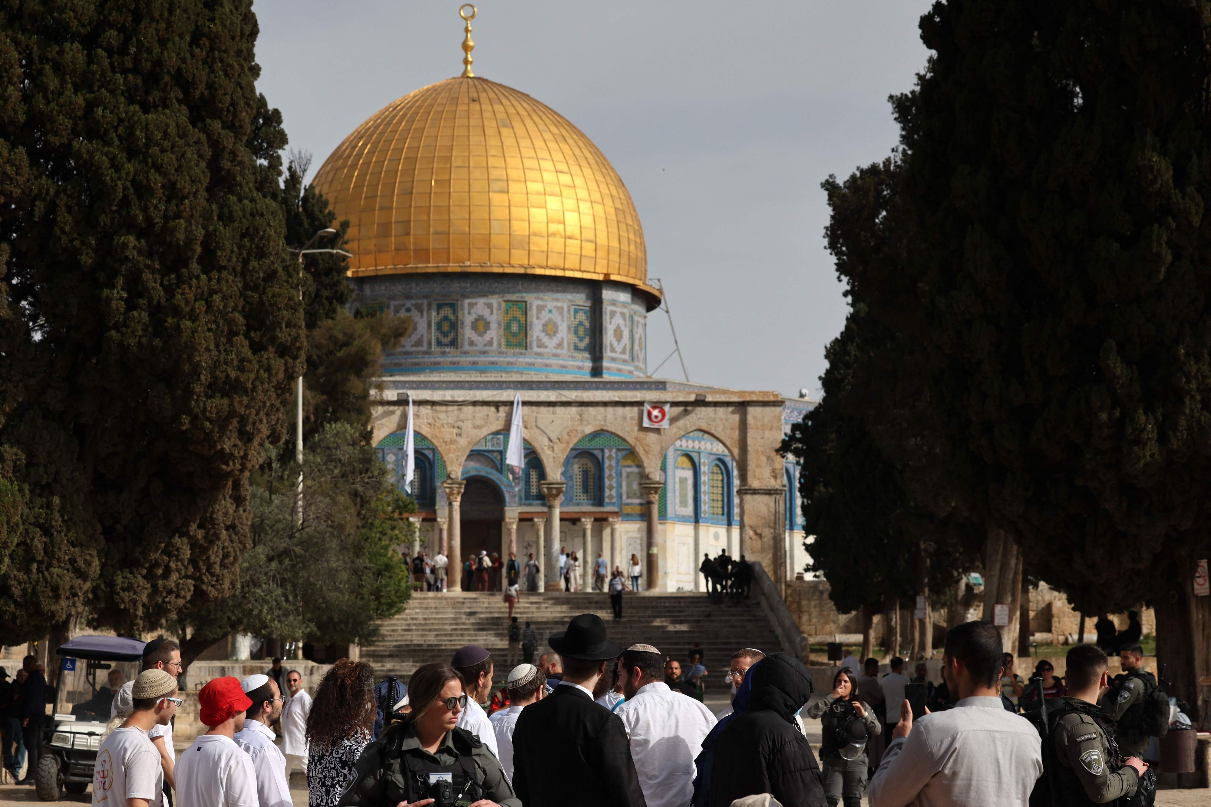 Touristen werden auf dem Gelände der Al-Aqsa-Moschee auf dem Jerusalemer Tempelberg von Israelischen Sicherheitskräften bewacht.