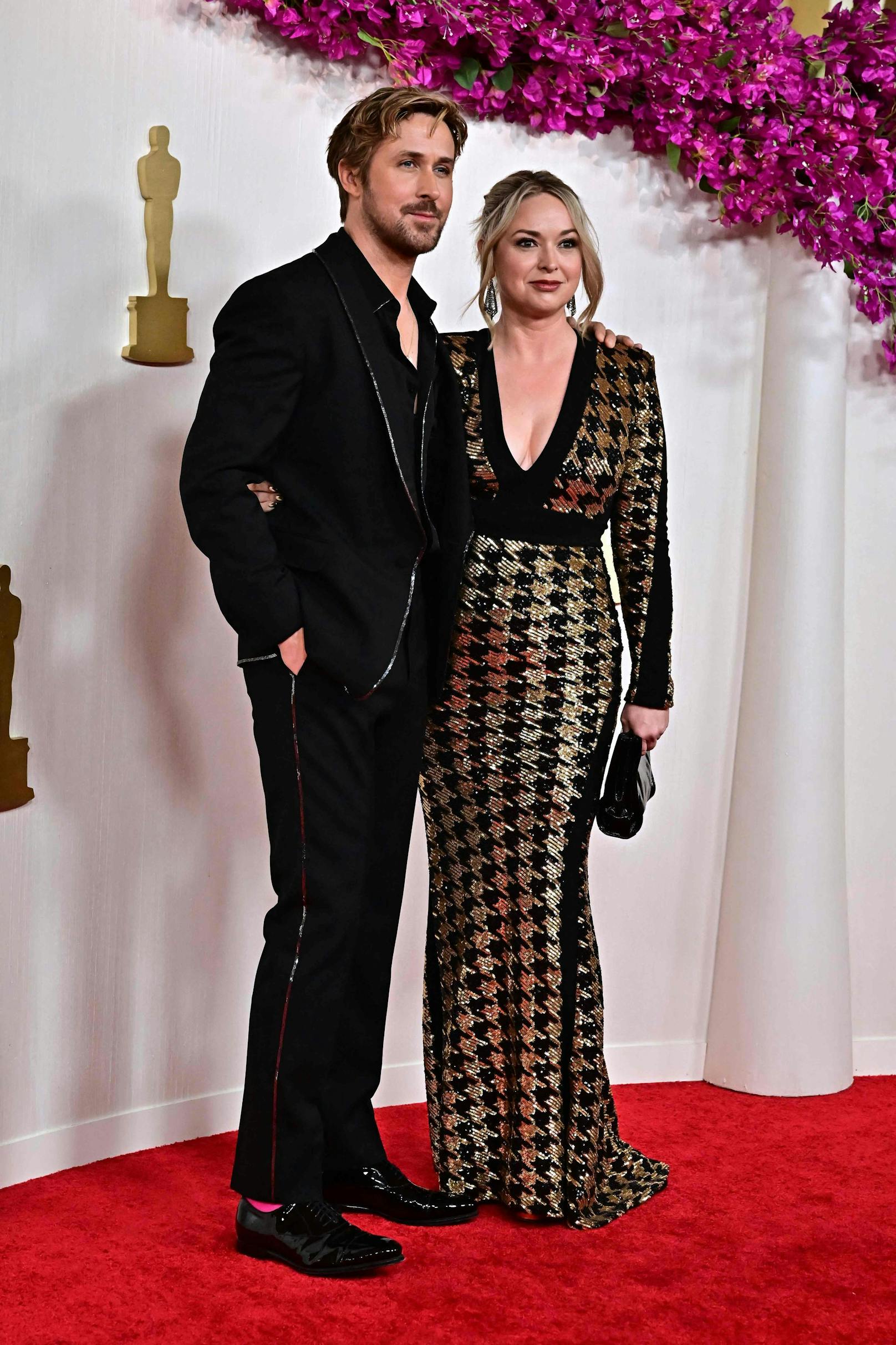 Ryan Gosling kam mit Schwester Mandy Gosling statt Ehefrau Eva Mendes. Sein Anzug dabei stammte aus dem Hause Gucci.