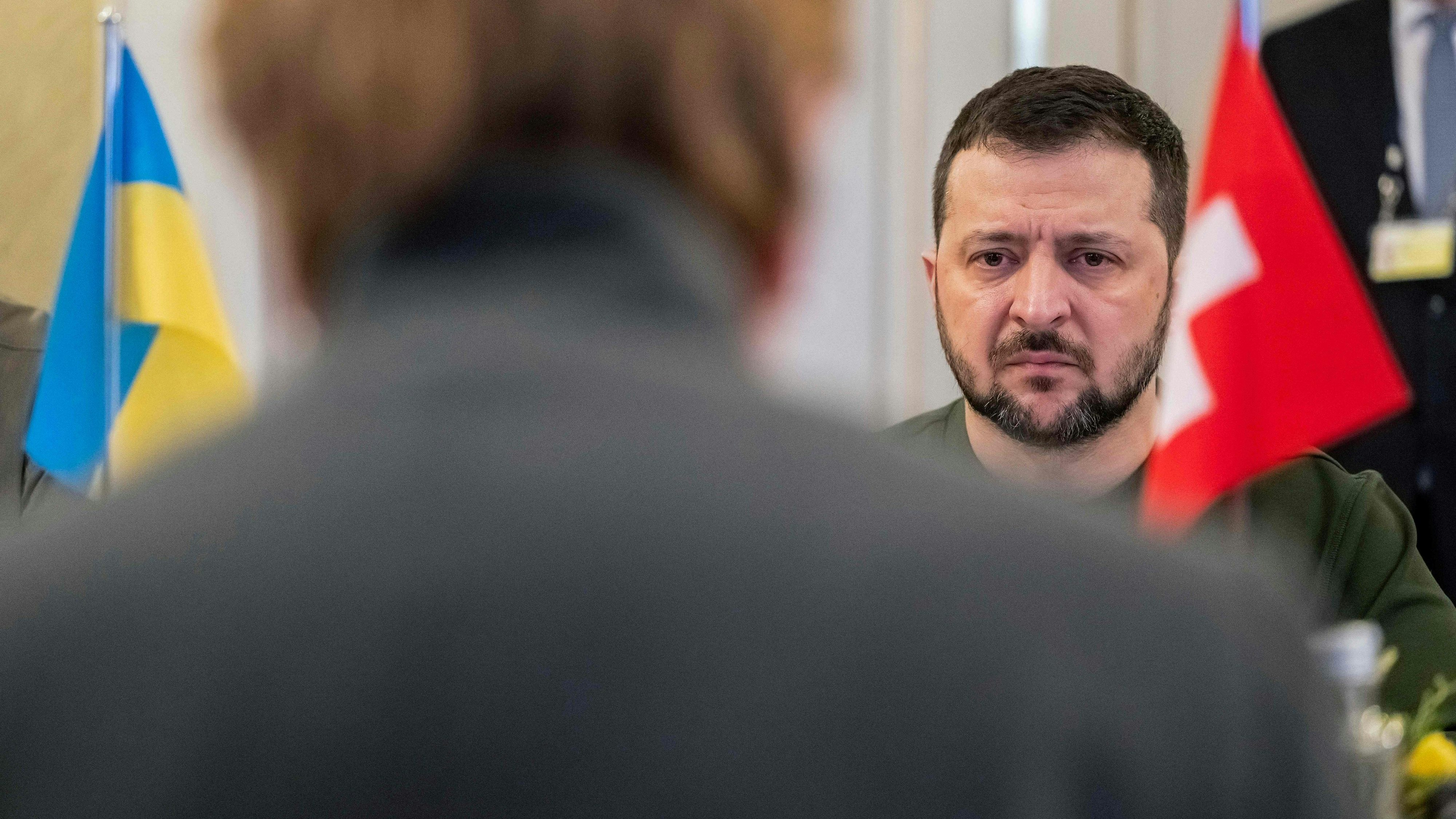 Download von www.picturedesk.com am 10.03.2024 (11:14).  Swiss President Viola Amherd (L) and Ukraine's President Volodymyr Zelensky attend bilateral talks in Kehrsatz near Bern, Switzerland, on January 15, 2024. Zelensky will attend the World Economic Forum in Davos starting on January 16, 2024. (Photo by ALESSANDRO DELLA VALLE / POOL / AFP) - 20240115_PD8446 - Rechteinfo: Rights Managed (RM) Nur für redaktionelle Nutzung! Werbliche Nutzung erfordert Freigabe: bitte schicken Sie uns eine Anfrage.