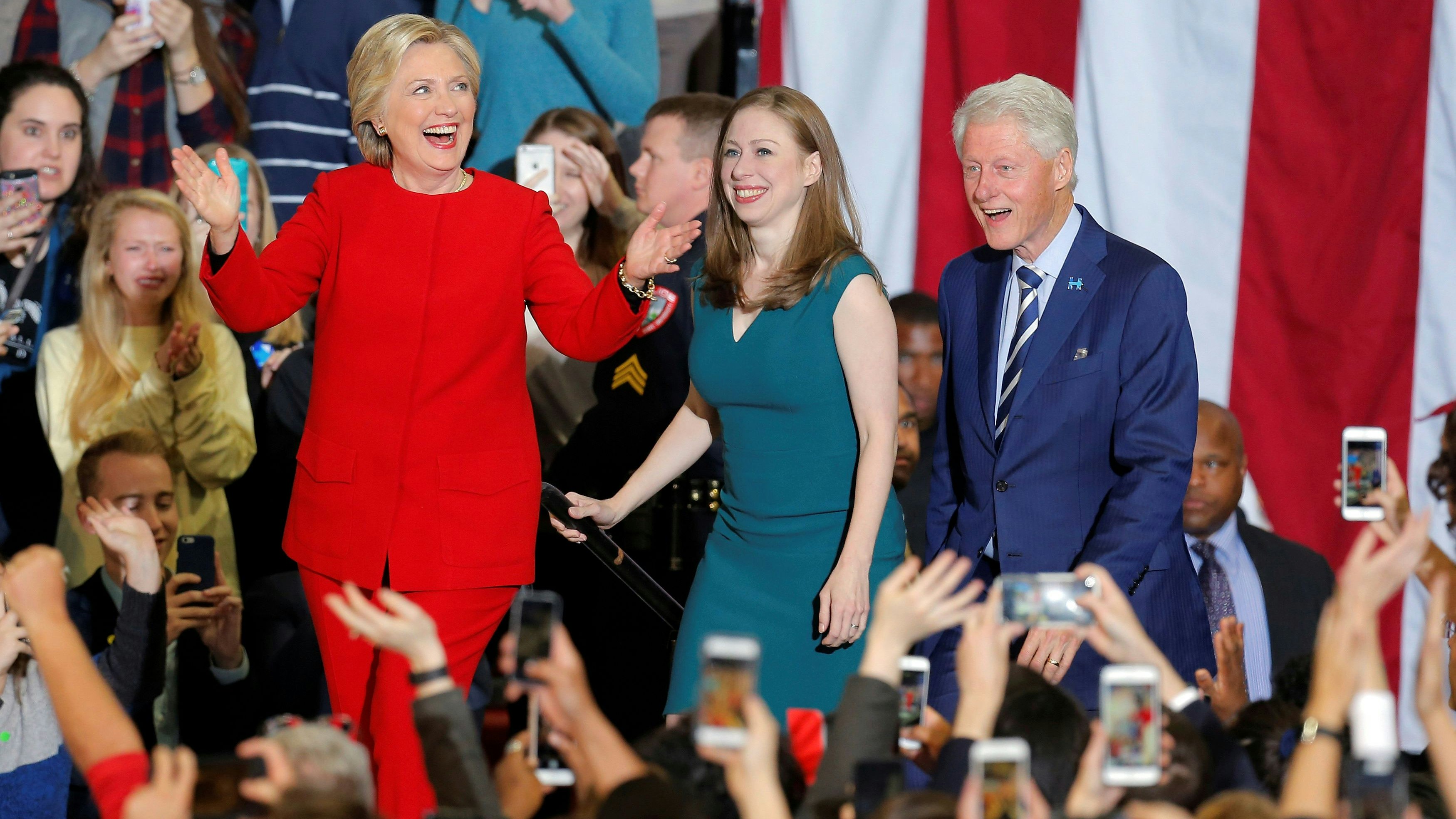 Hillary Clinton mit Tochter Chelsea und Ehemann und Ex-Präsident Bill Clinton 2016 in Raleigh, North Carolina