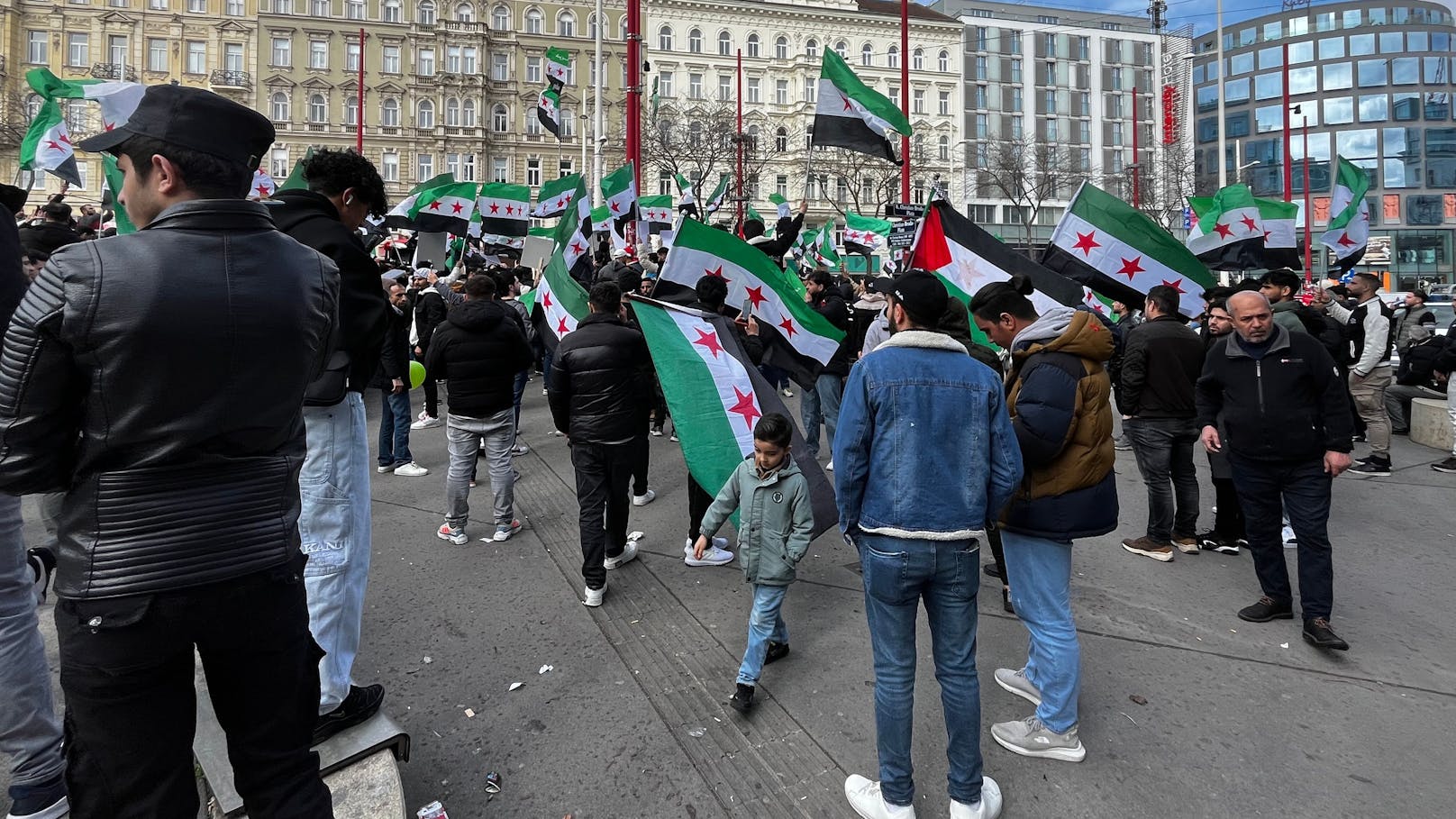 Jung bis alt demonstrieren am Sonntag gegen den syrischen Präsidenten.