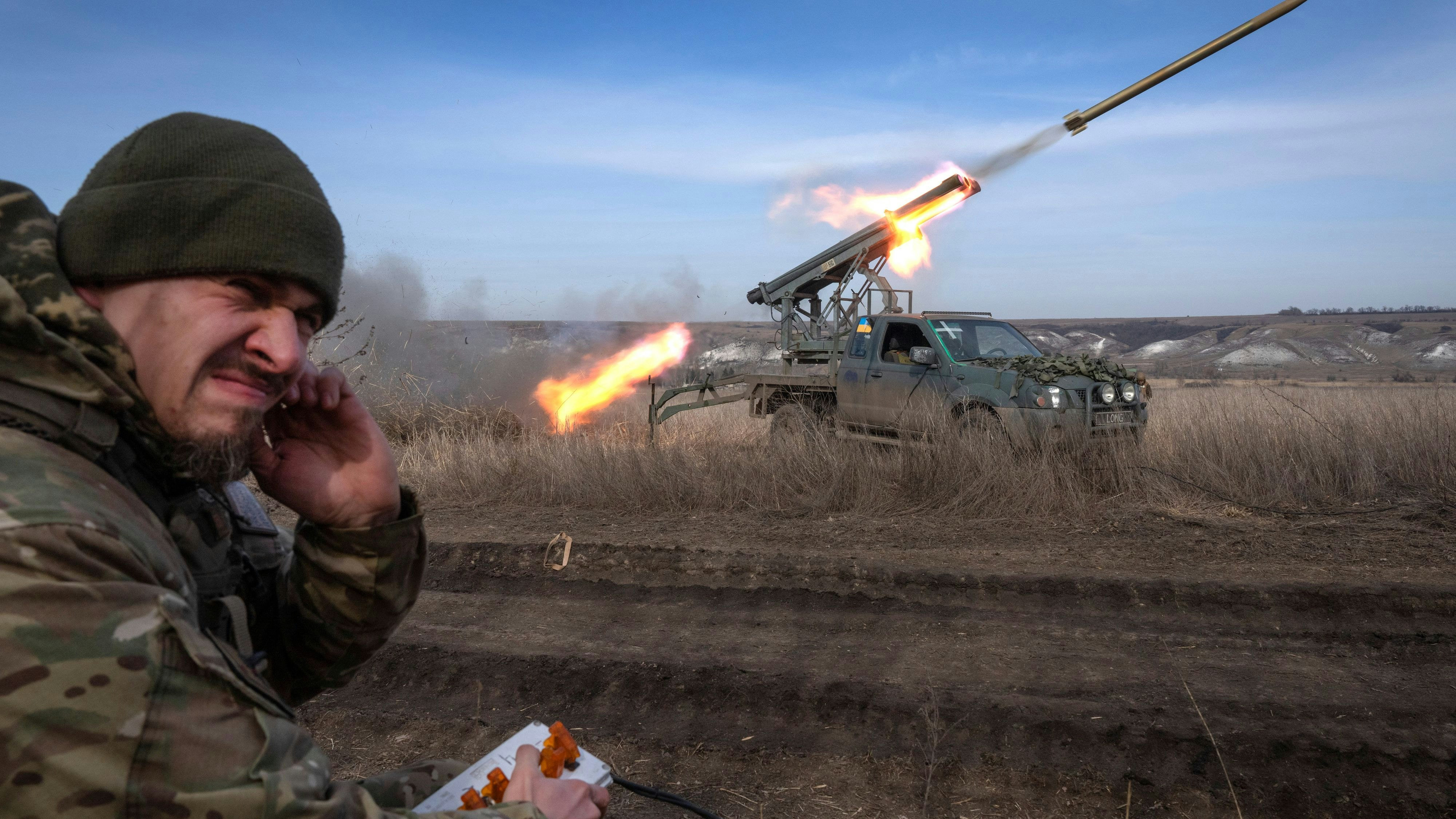 Download von www.picturedesk.com am 10.03.2024 (11:42).  A Ukrainian officer from The 56th Separate Motorized Infantry Mariupol Brigade fires a multiple launch rocket system based on a pickup truck towards Russian positions at the front line, near Bakhmut, Donetsk region, Ukraine, Tuesday, March 5, 2024. (AP Photo/Efrem Lukatsky) - 20240305_PD3584 - Rechteinfo: Rights Managed (RM)