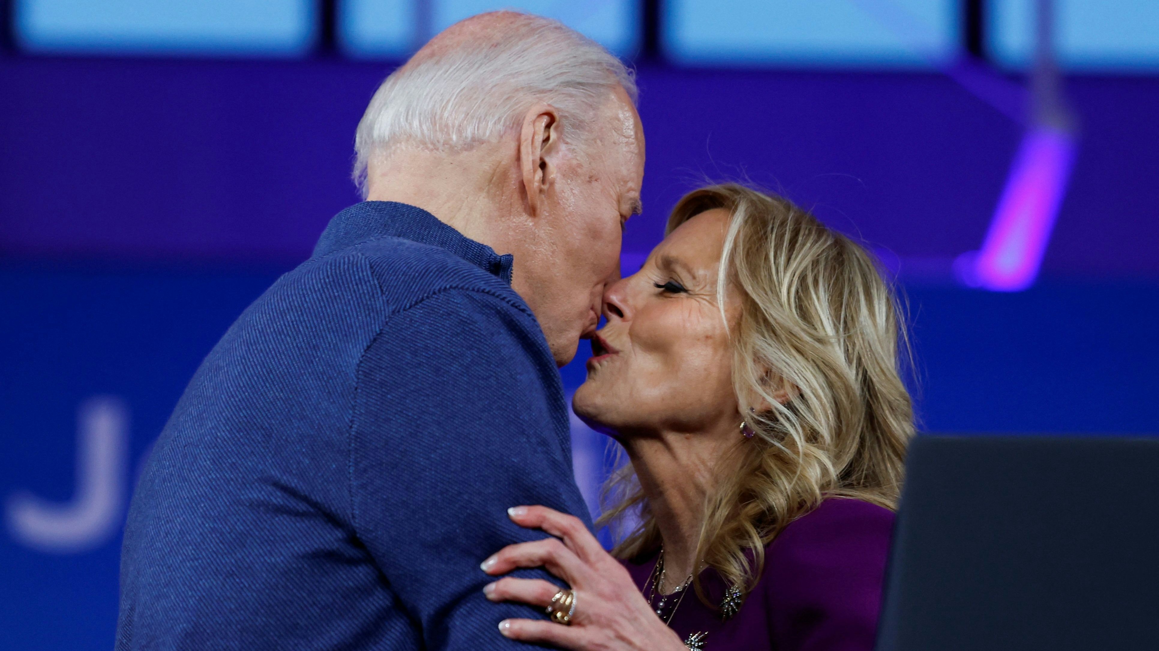 Präsident Joe Biden küsst Ehefrau und First Lady Jill 2024 in der Strath Haven Middle School in Wallingford, Pennsylvania