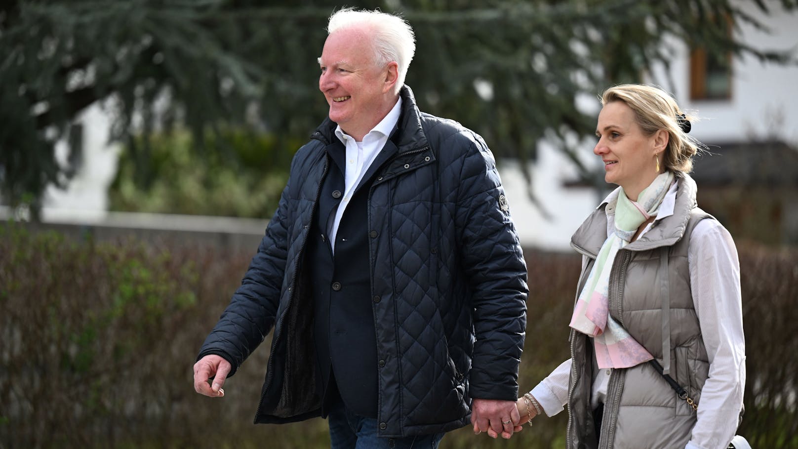 Salzburgs ÖVP-Bürgermeisterkandidat <strong>Florian Kreibich</strong> und Partnerin Elisabeth (r.) am Weg ins Wahllokal. Gestern stattete der 54-Jährige noch seinem Frisör einen Besuch ab. Auf Instagram schrieb er dazu: "Hoffe, ich bleibe von einer Kopfwäsche am Wahltag verschont"