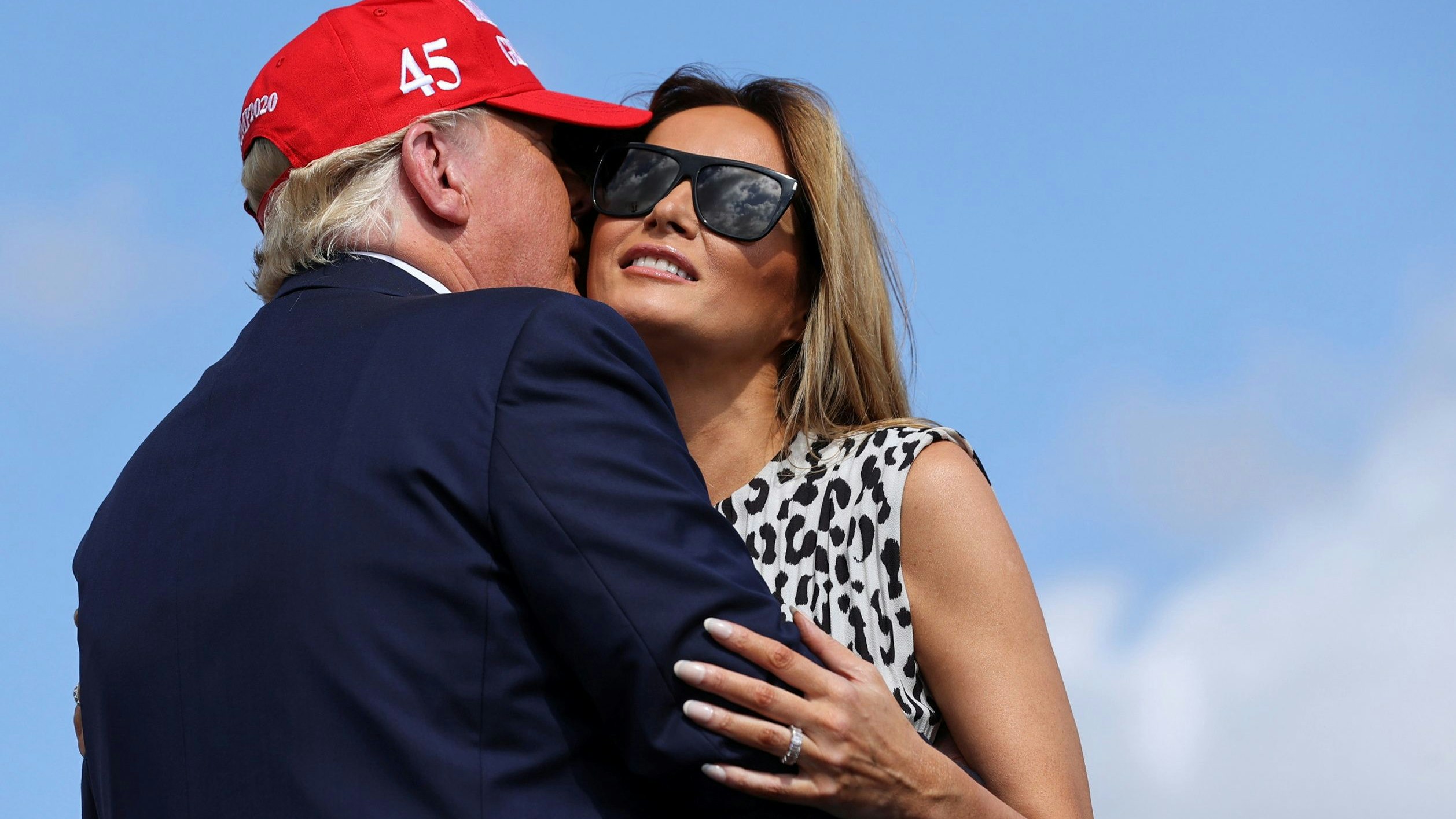 Gezügelte Leidenschaft: US-Präsident Donald Trump küsst First Lady Melania Trump 2020 vor dem Raymond James Stadium in Tampa, Florida