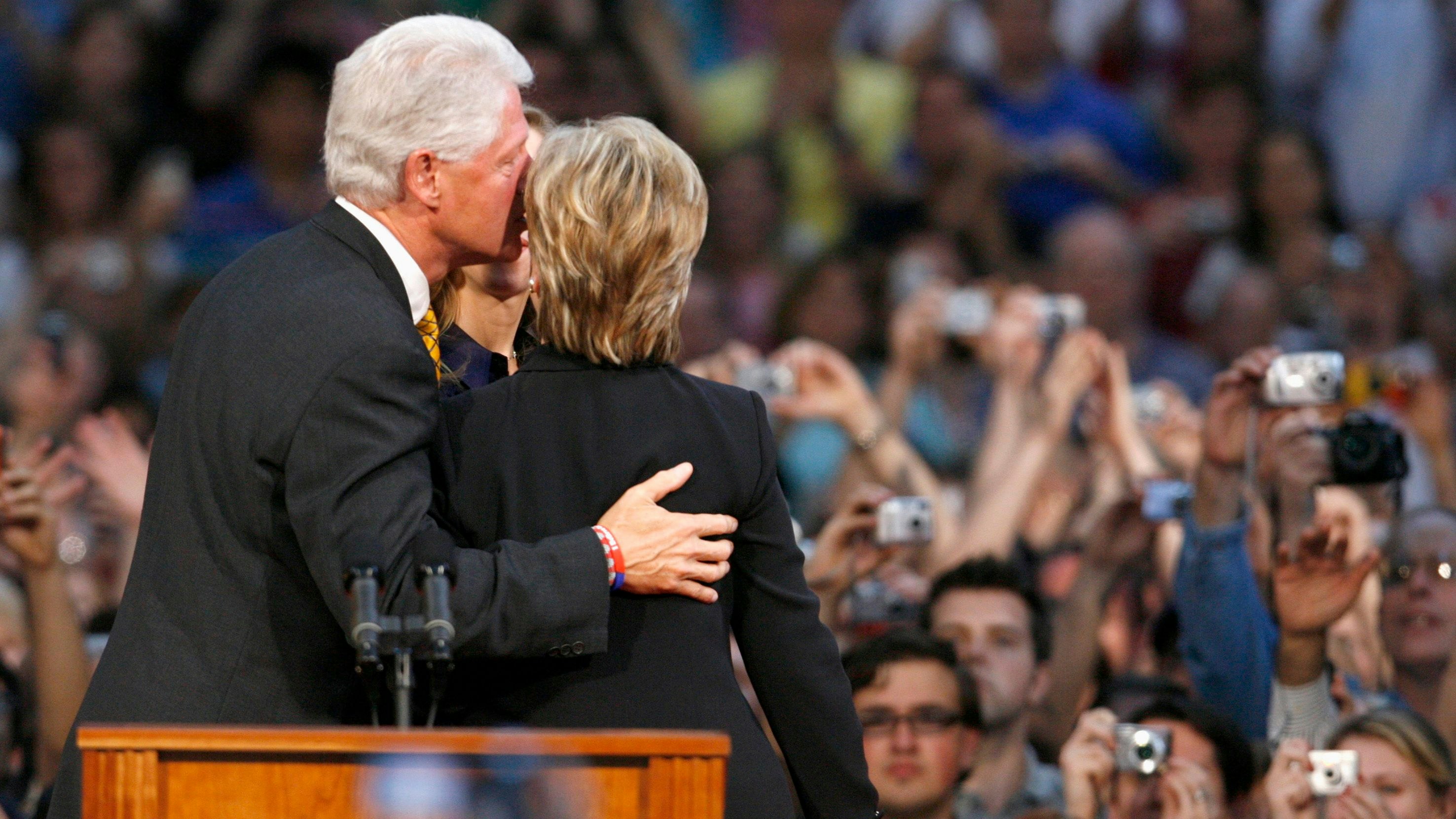 Wangenkuss auf der Bühne: Senatorin Hillary Clinton und Ehemann und Ex-Präsident Bill auf einer Wahlkampfveranstaltung 2008 