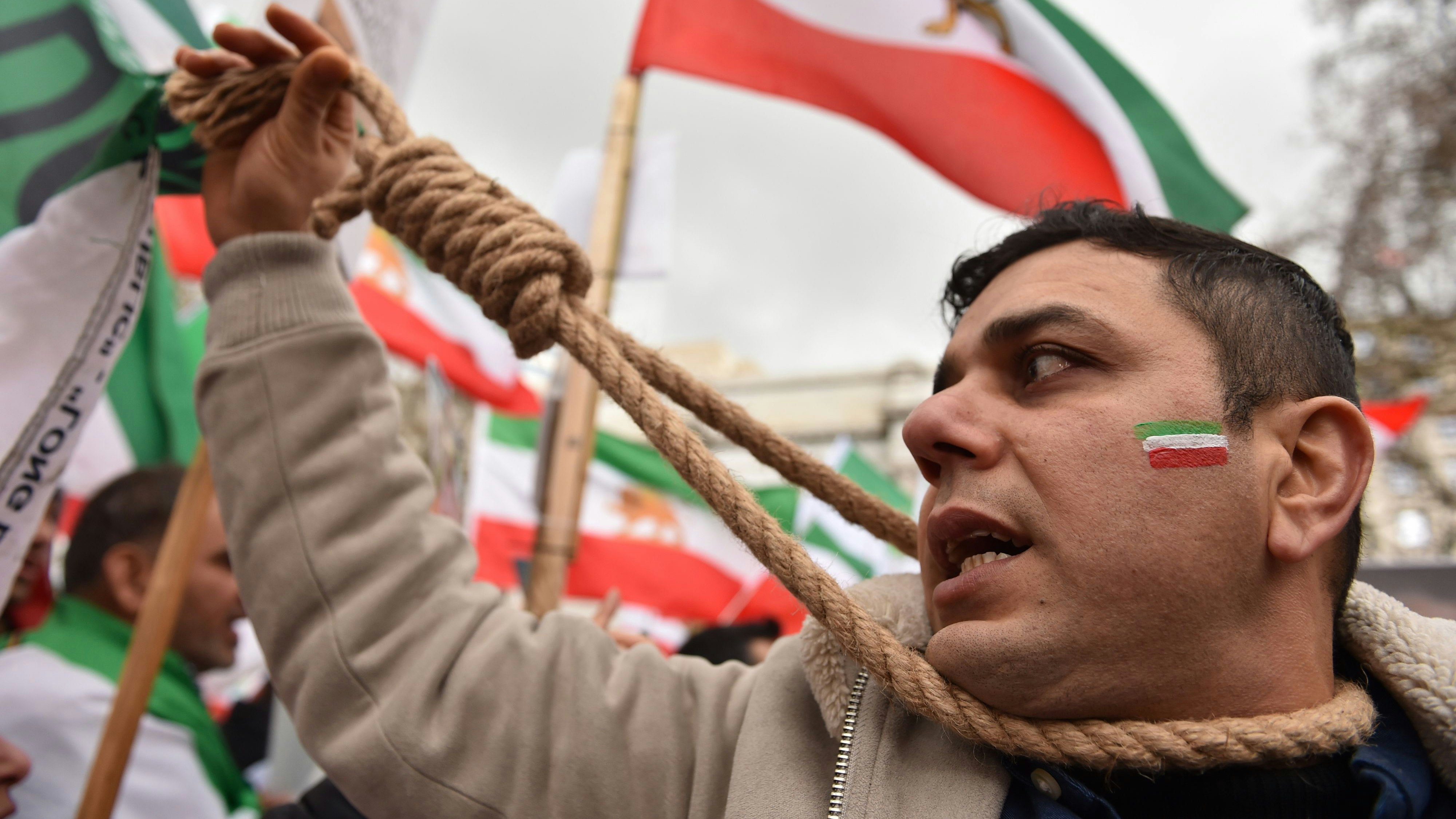 Ein Demonstrant in London fordert einen Stopp der Exekutionen im Iran.