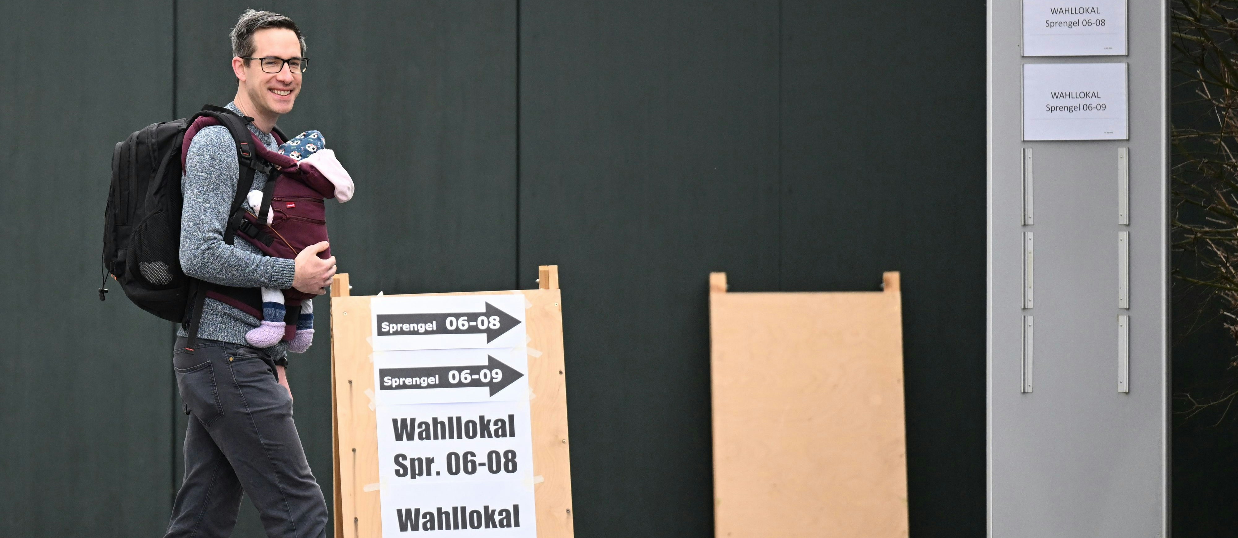 Kay-Michael Dankl, Kandidat der KPÖ Plus, mit Baby am Weg zur Stimmabgabe bei den Bürgermeisterwahlen in Salzburg. Seine Tochter kam am 22. Dezember 2023 zur Welt