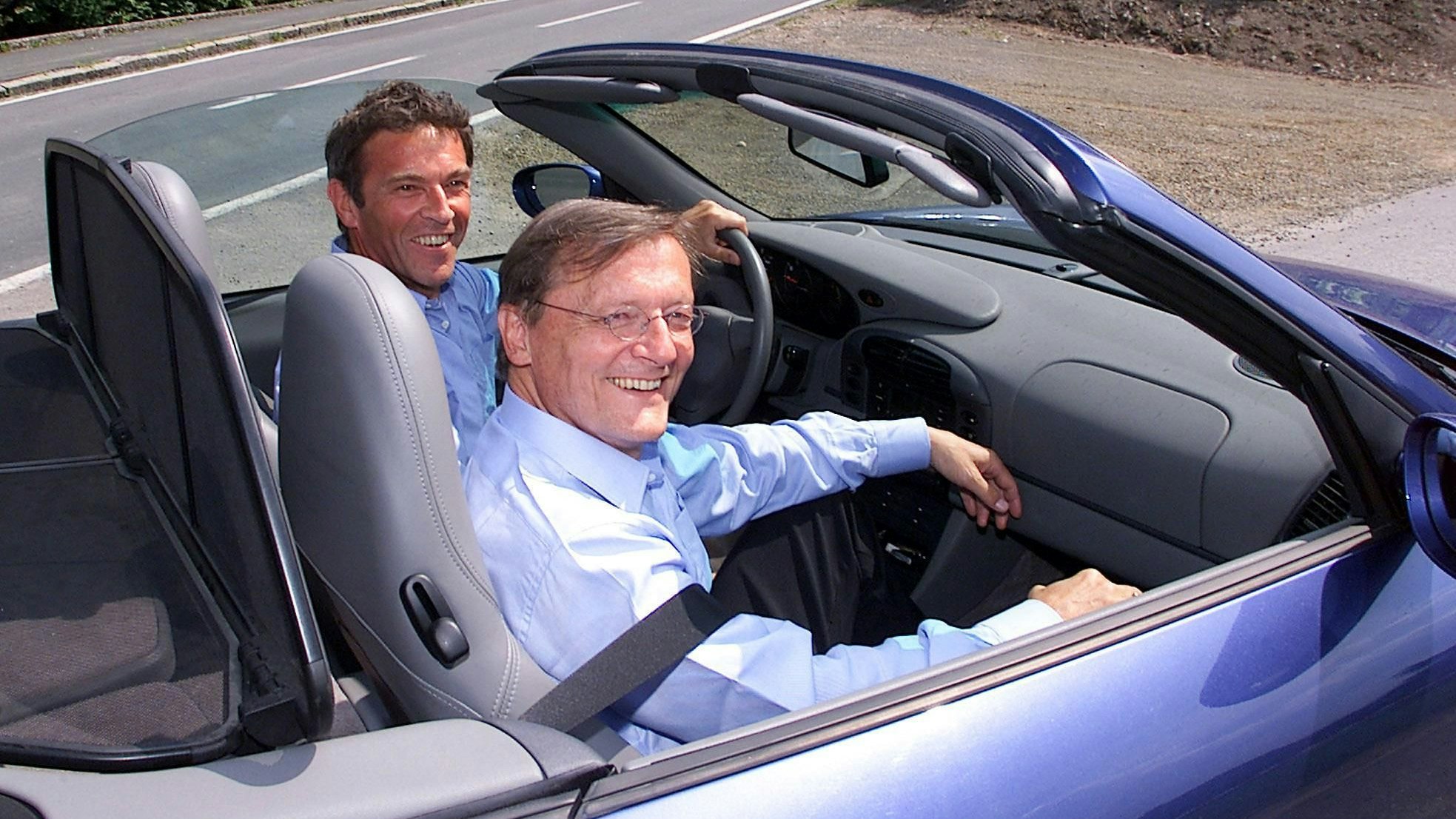 Bundeskanzler Wolfgang Schüssel am 12. Juni 2000 als Beifahrer im Porsche von Kärntens Landeshauptmann Jörg Haider