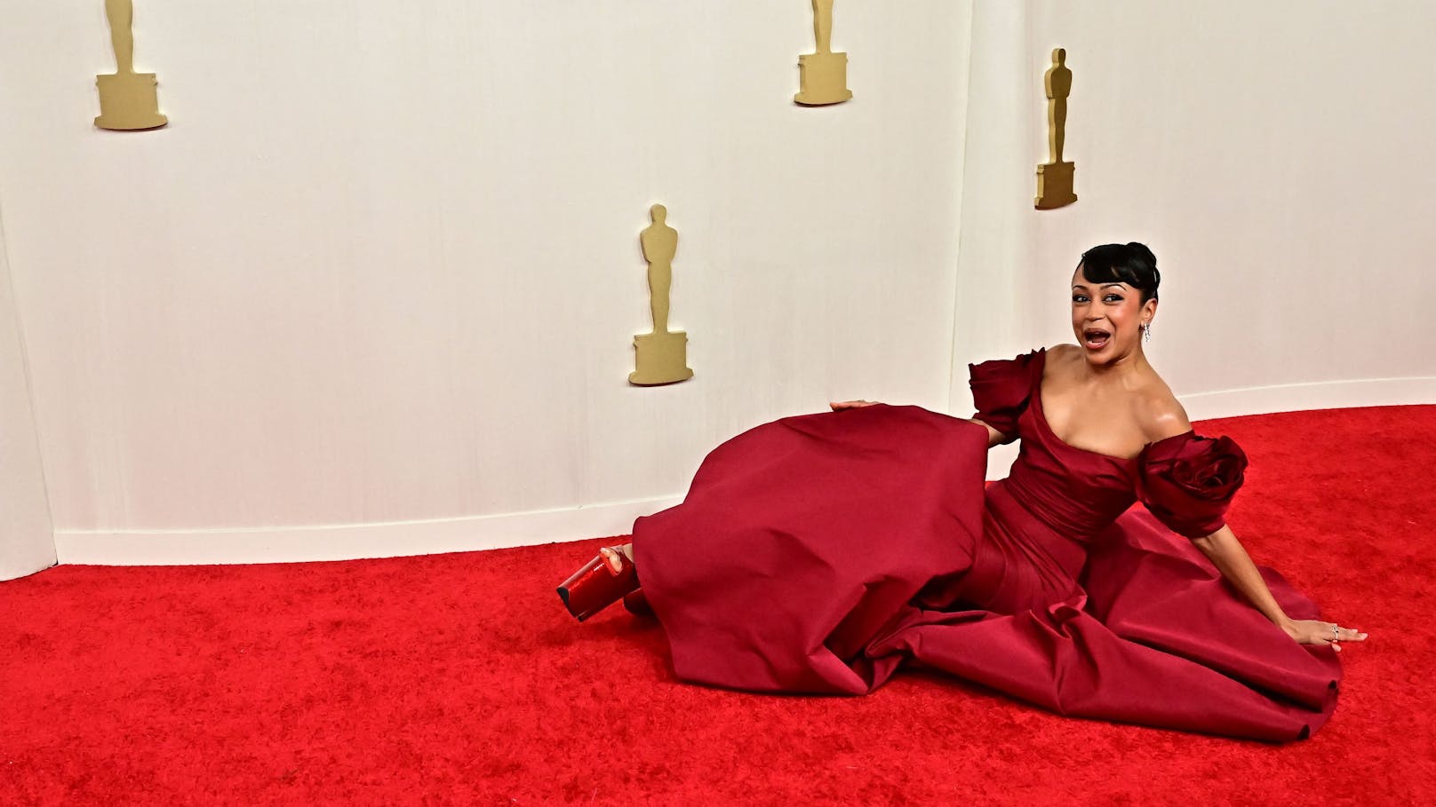 Schauspielerin Liza Koshy noch vor dem offiziellen Start der 96. Oscar-Verleihung für die erste Panne. Die "Players"-Darstellerin fiel auf dem Red Carpet auf ihren Hintern.
