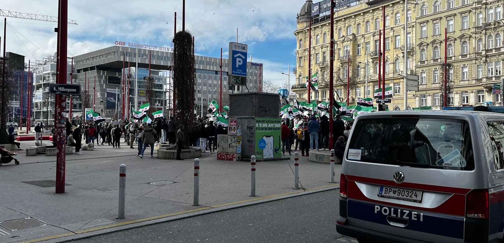 Einige syrische Flaggen sind am Anfang der Mariahilfer Straße zu sehen.