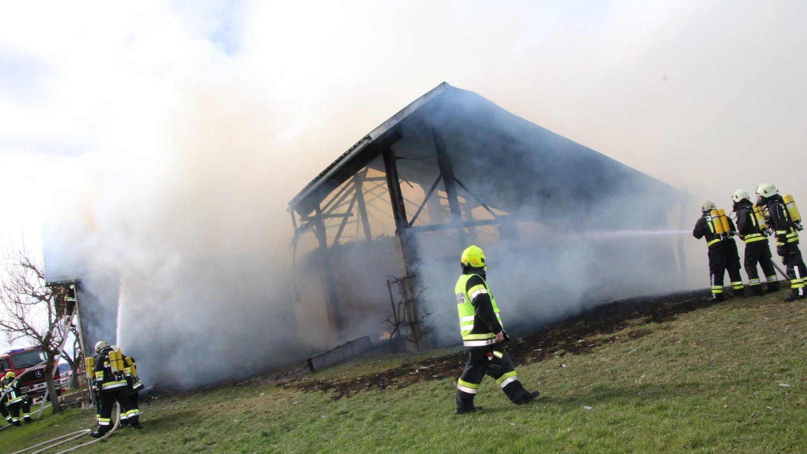 Feuerwehr-Großeinsatz bei Schuppenbrand