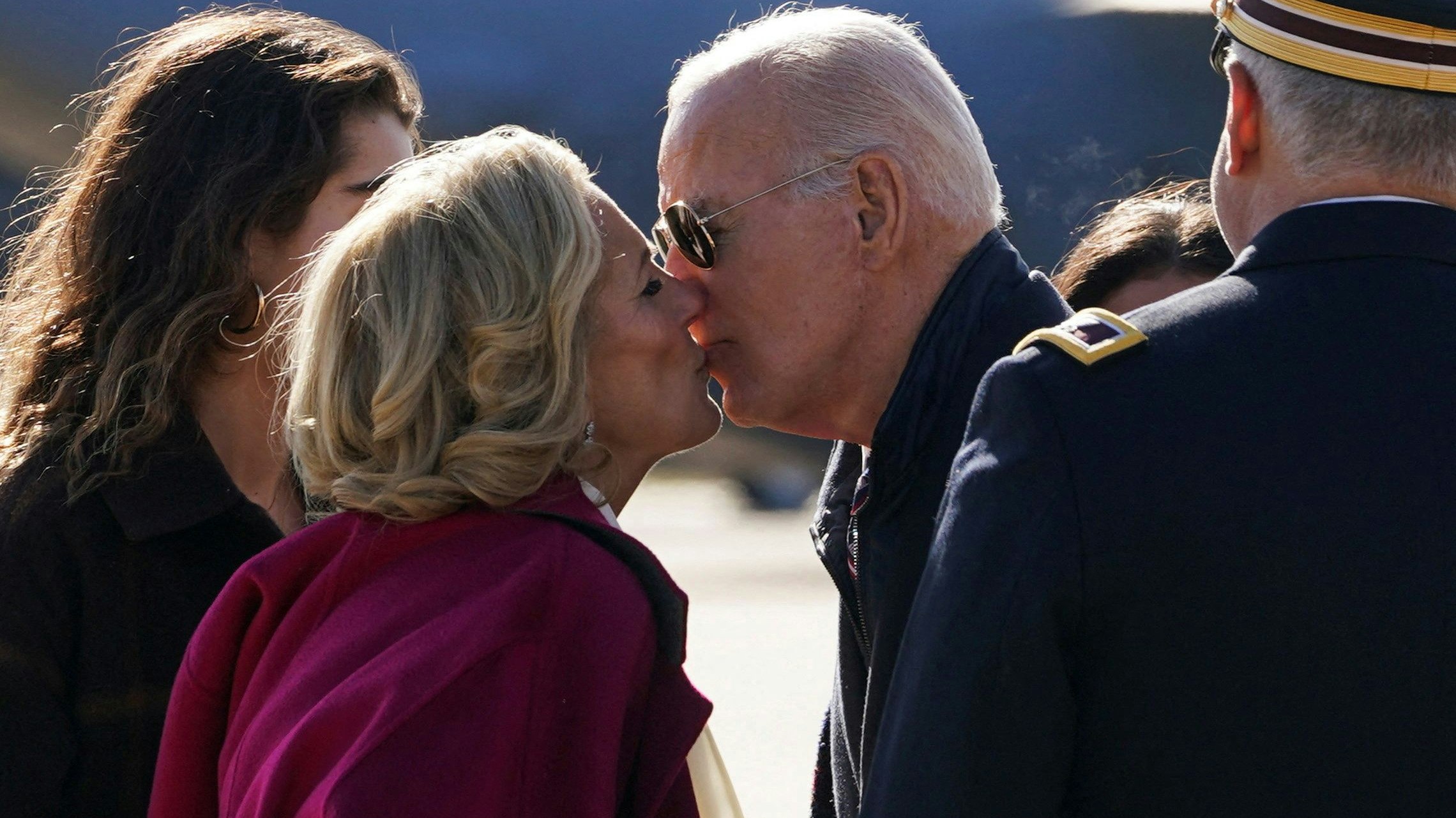 US-Präsident Joe Biden küsst First Lady Jill 2024 in New Castle, Delaware