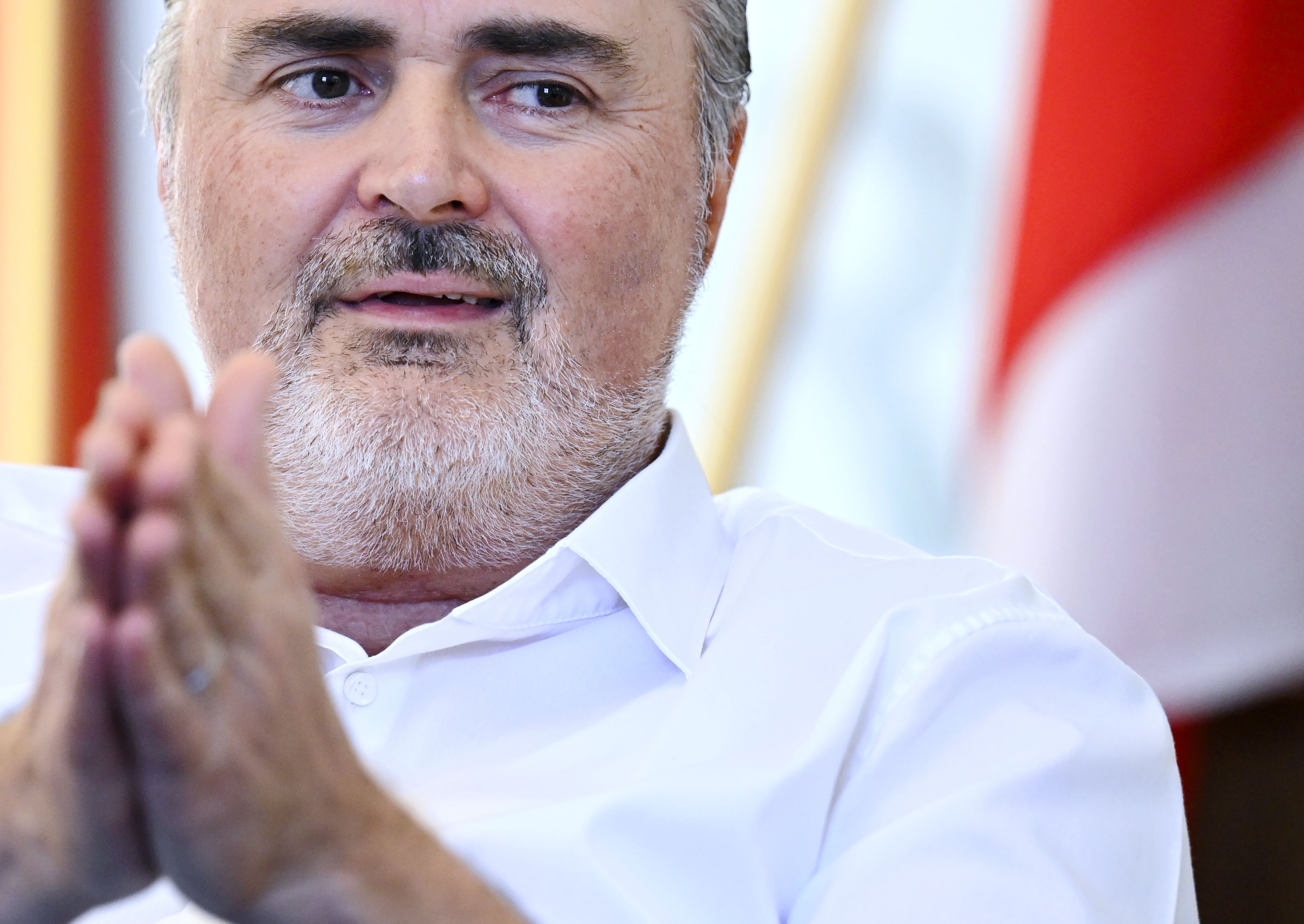 Der burgenländische Landeshauptmann Hans Peter Doskozil (SPÖ) am 26. Februar 2024 während eines Interviews mit der APA.