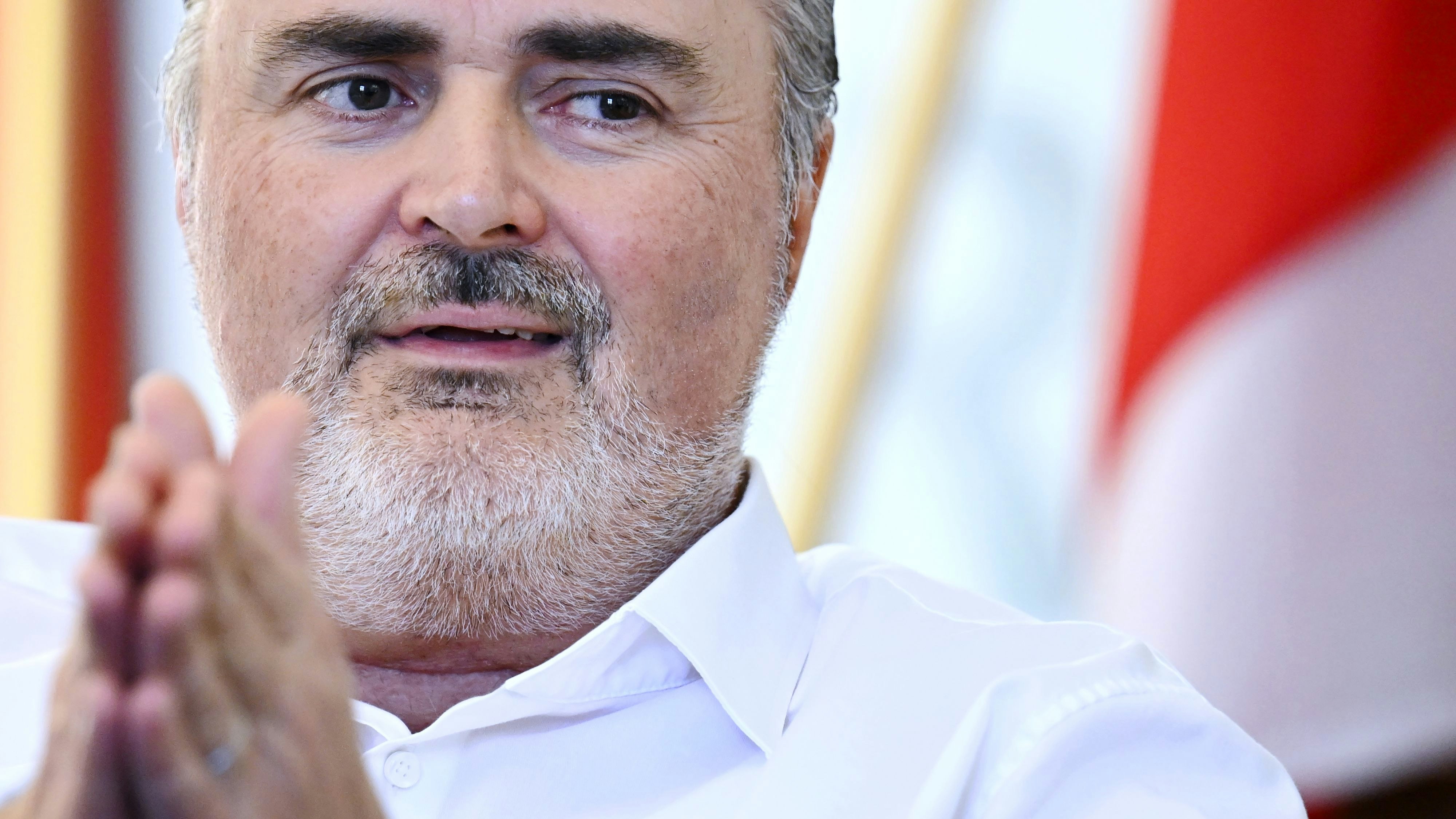 Heute.at - Wieder neue Kehlkopf-OP bei Hans Peter Doskozil