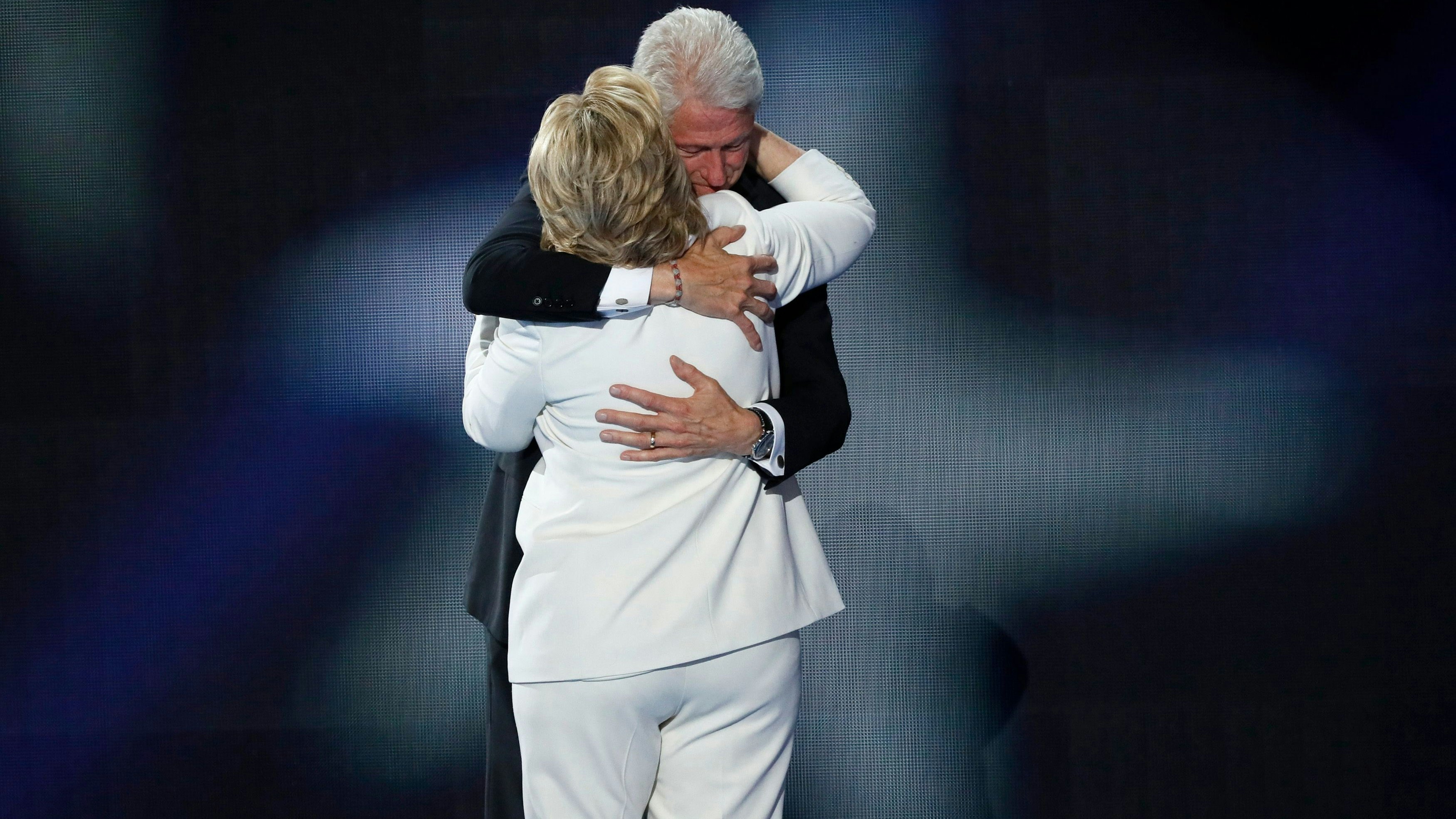 Hillary Clinton umarmt und küsst Ehemann und Ex-Präsident Bill Clinton auf der "Democratic National Convention" in Philadelphia, Pennsylvania, 2016