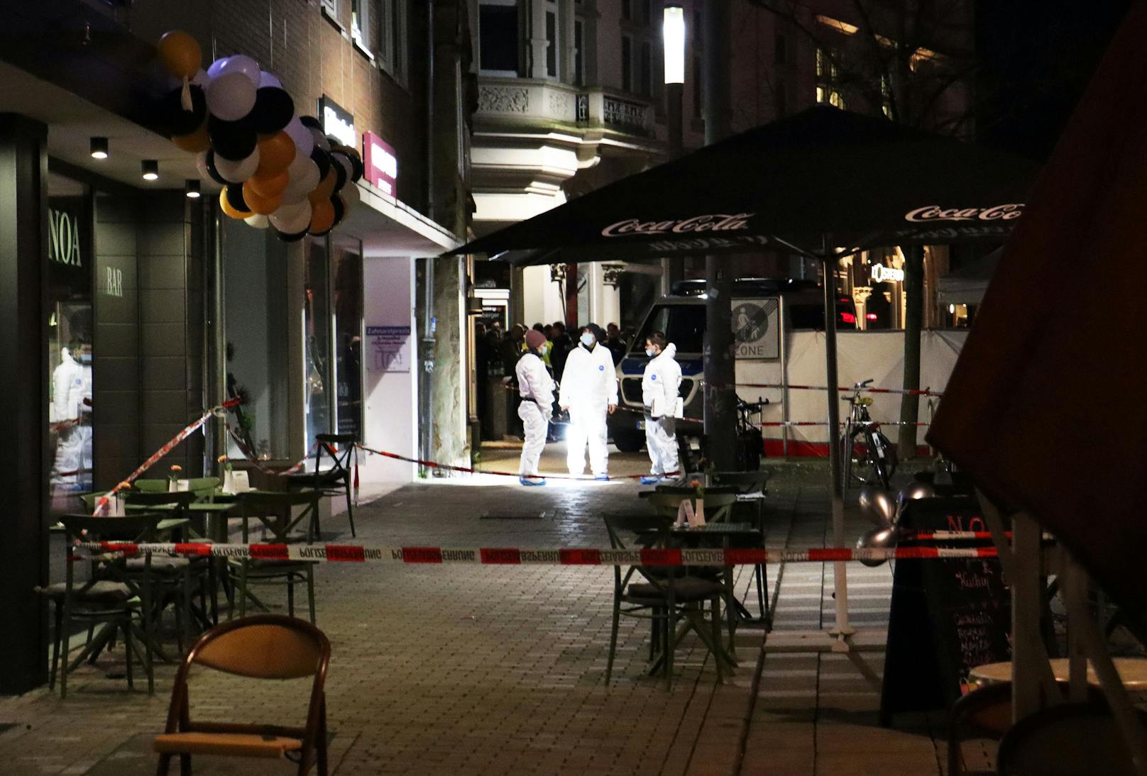 Bielefeld, 9. März: Auf offener Straße wurde ein Mann mit mehreren Schüssen erschossen. Später...