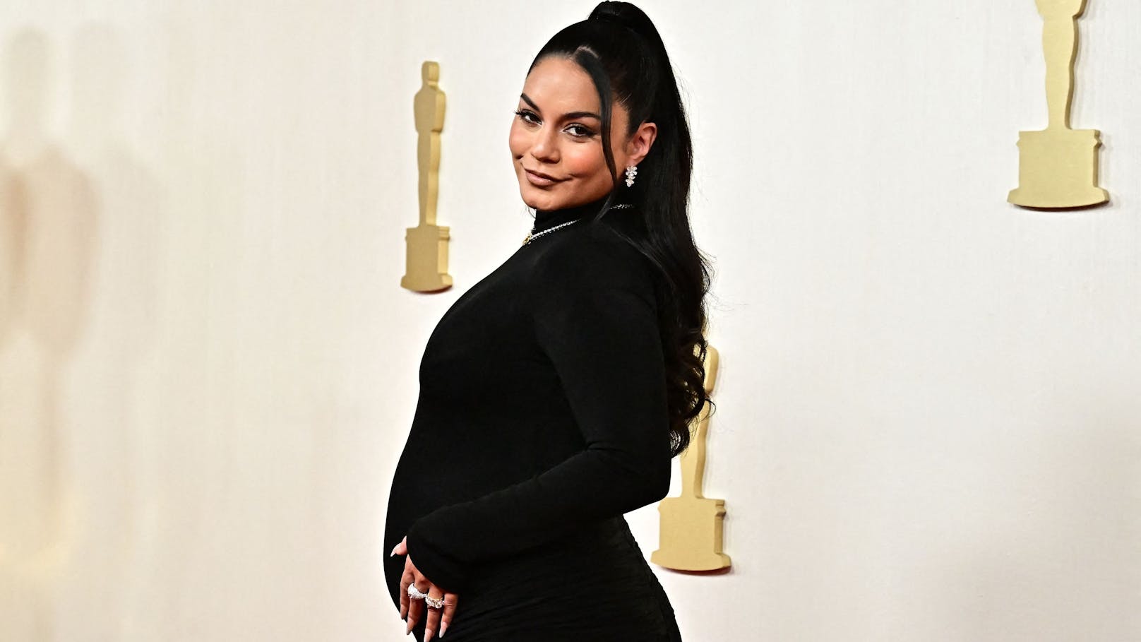 Schauspielerin Vanessa Hudgens sorgte für die wohl größte Überraschung des Oscar-Abends: Sie präsentierte stolz ihren Babybauch.