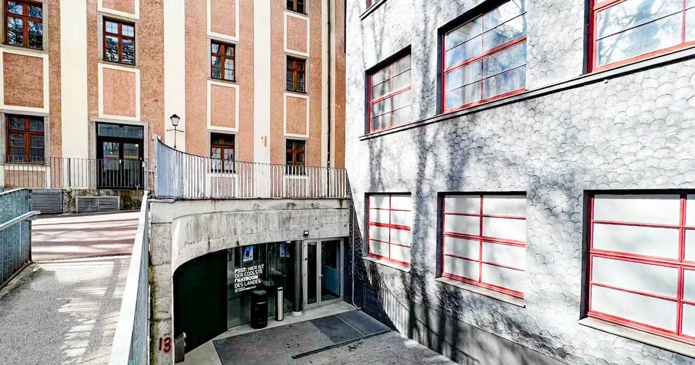 Bestürzung in Linz: Von diesem Geländer fiel ein 34-Jähriger und starb.