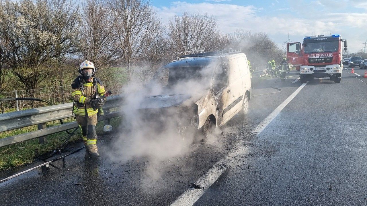 Der Wagen geriet während der Fahrt in Brand.
