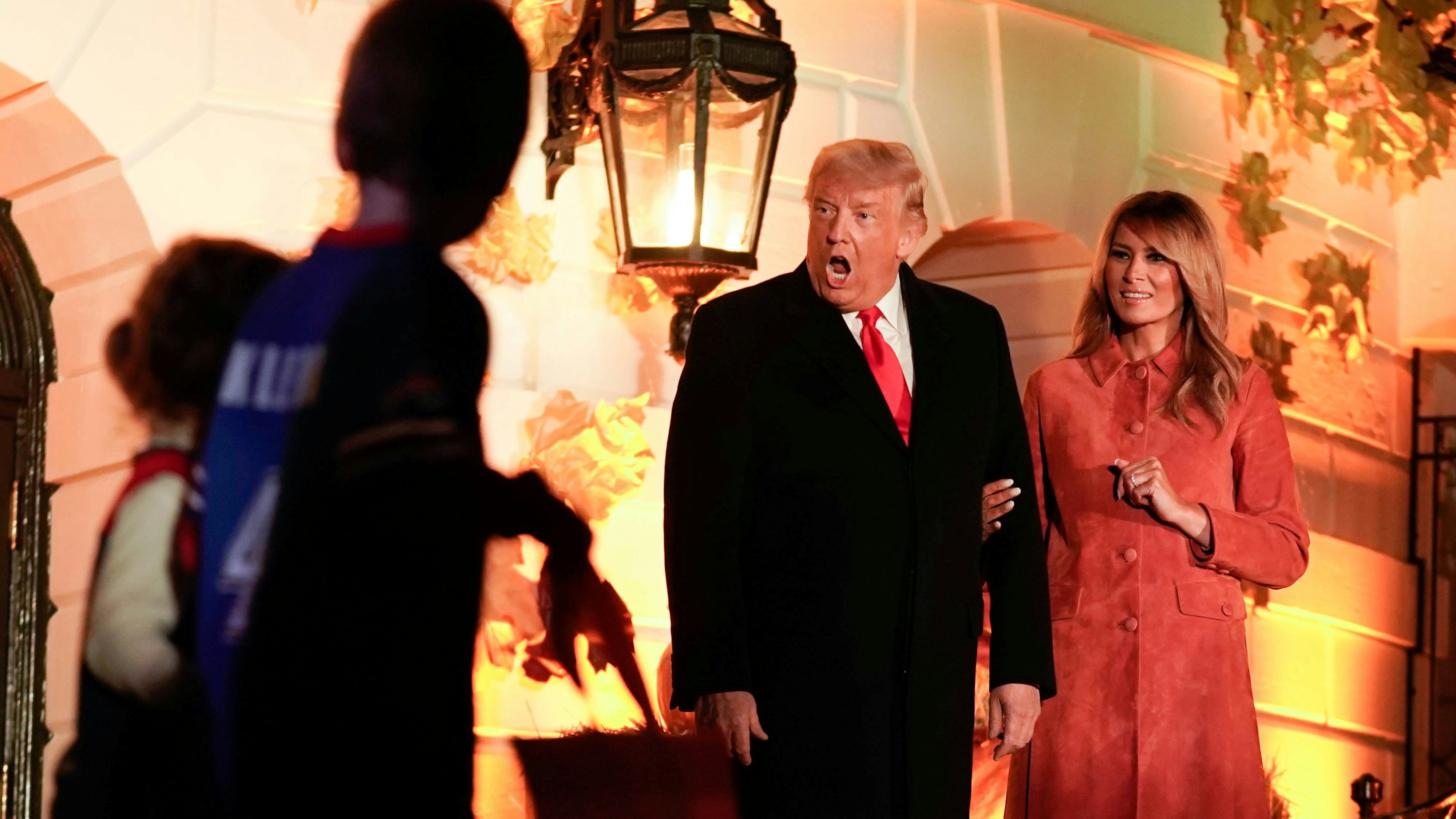 US-Präsident Donald Trump bei einer Halloween-Veranstaltung mit First Lady Melania Trump vor dem Weißen Haus in Washington 2020