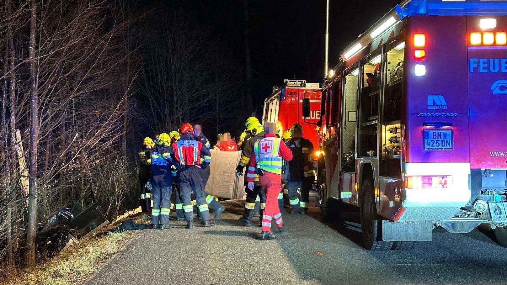 Am späten Sonntagabend ereignete sich auf der L2111 in der Pfalzau nahe Pressbaum ein tragischer Verkehrsunfall, der vier Insassen schwer verletzte.