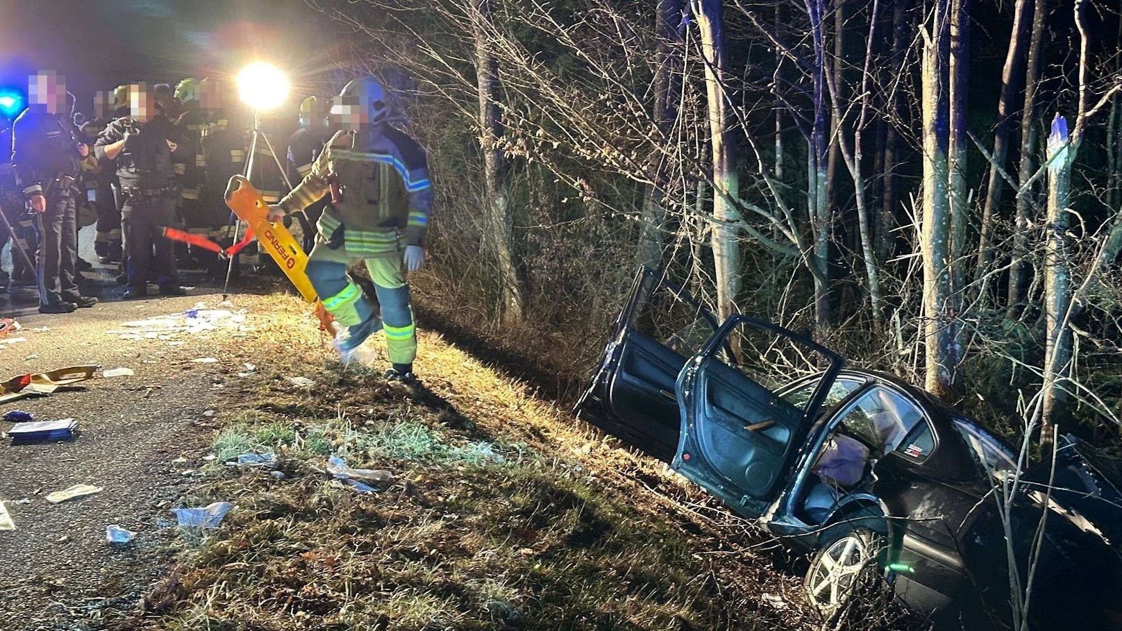 Die Feuerwehren übernahmen nach Freigabe durch die Polizei die Bergung des Unfallfahrzeugs.