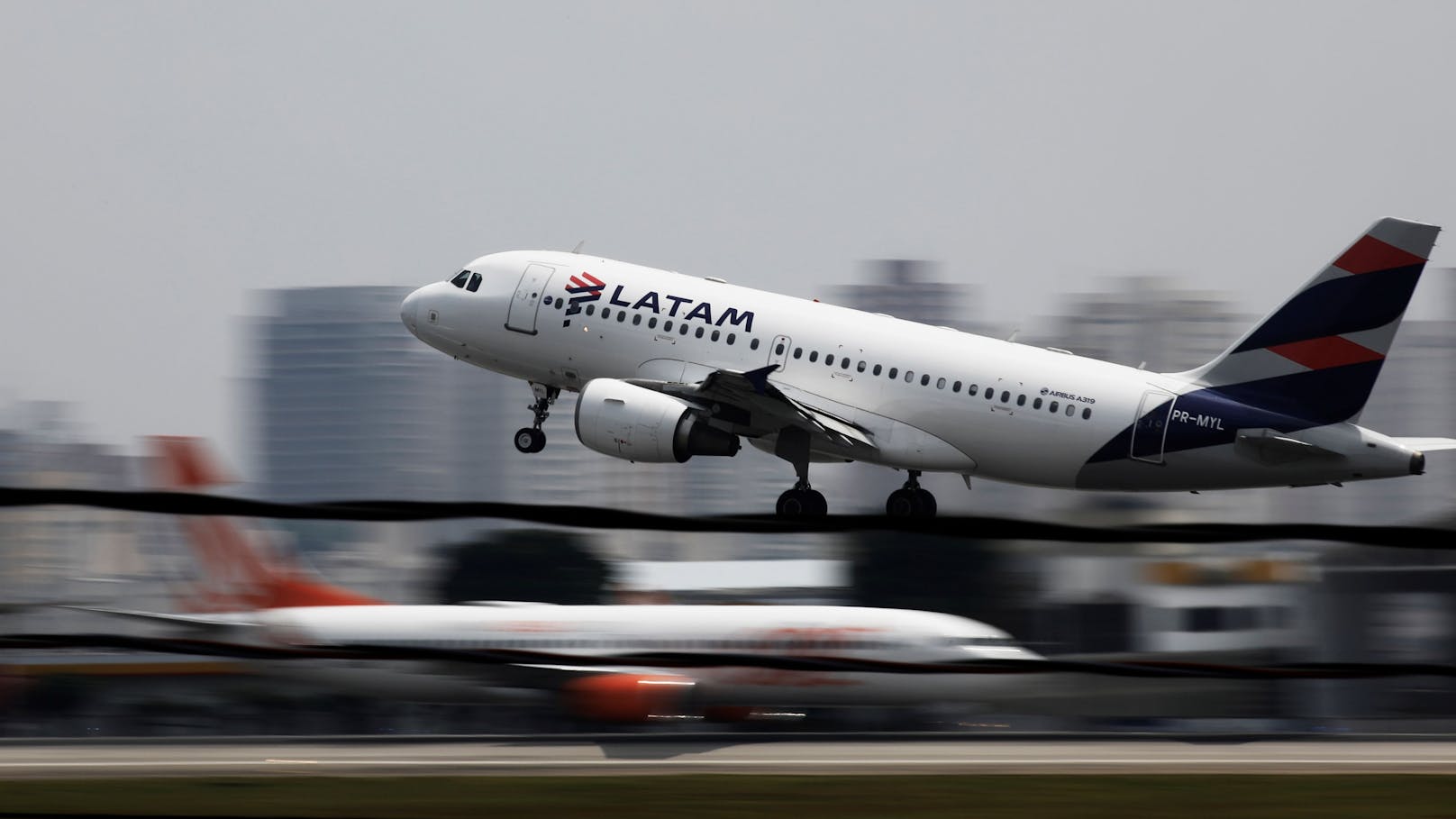 "Menschen flogen durch Kabine" – 50 Fluggäste verletzt