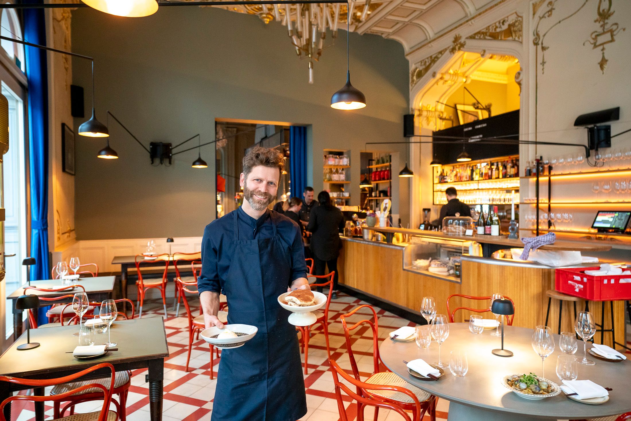 Edi Dimant ist Mochi Küchenchef: Hier zeigt er die Burrato mit einer Sauce japanischer Aromen und ein Tiramisu