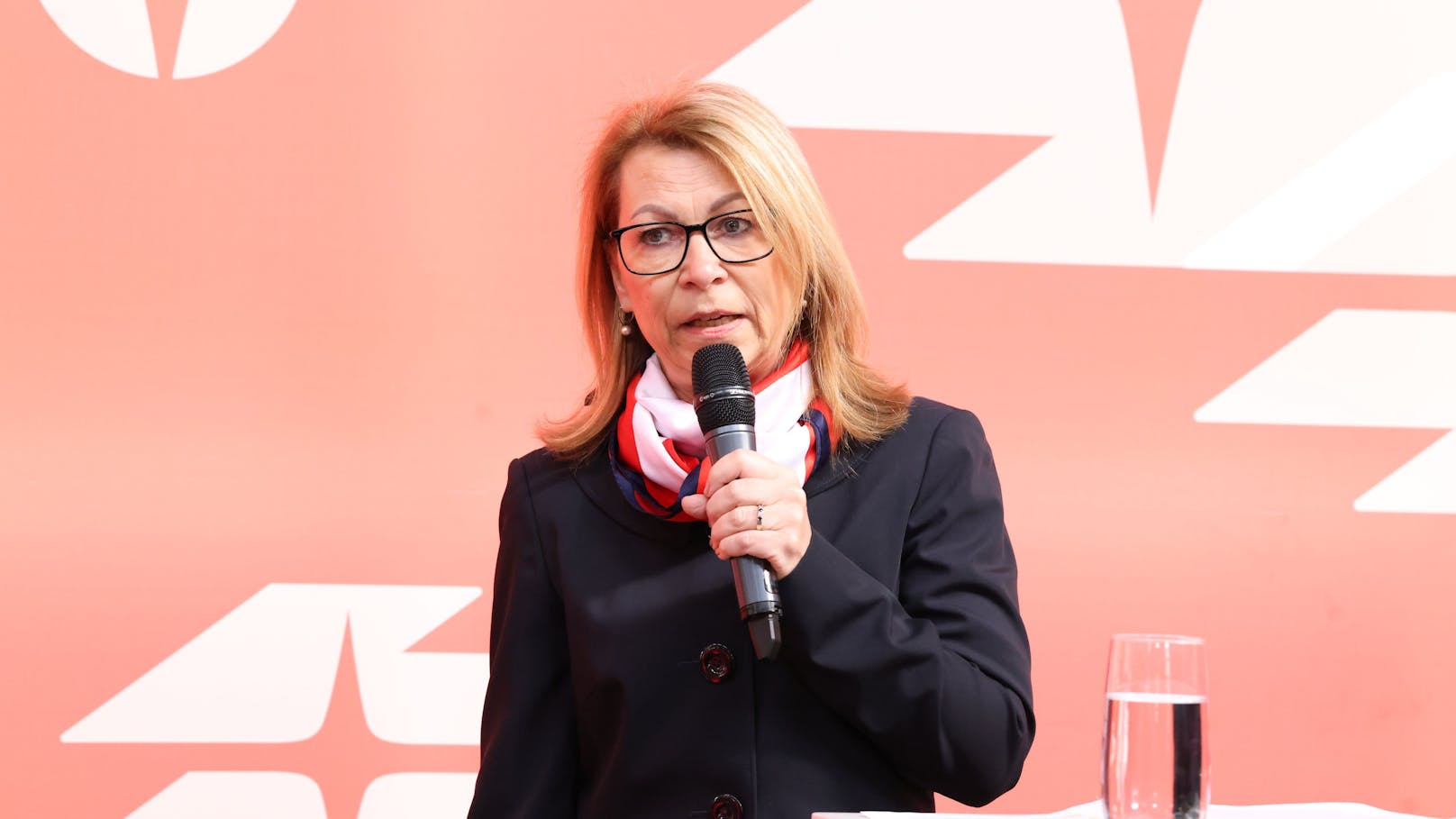 Alexandra Reinagl, Vorsitzende Geschäftsführerin der Wiener Linien, ist stolz auf die Verlässlichkeit der Wiener Linien.