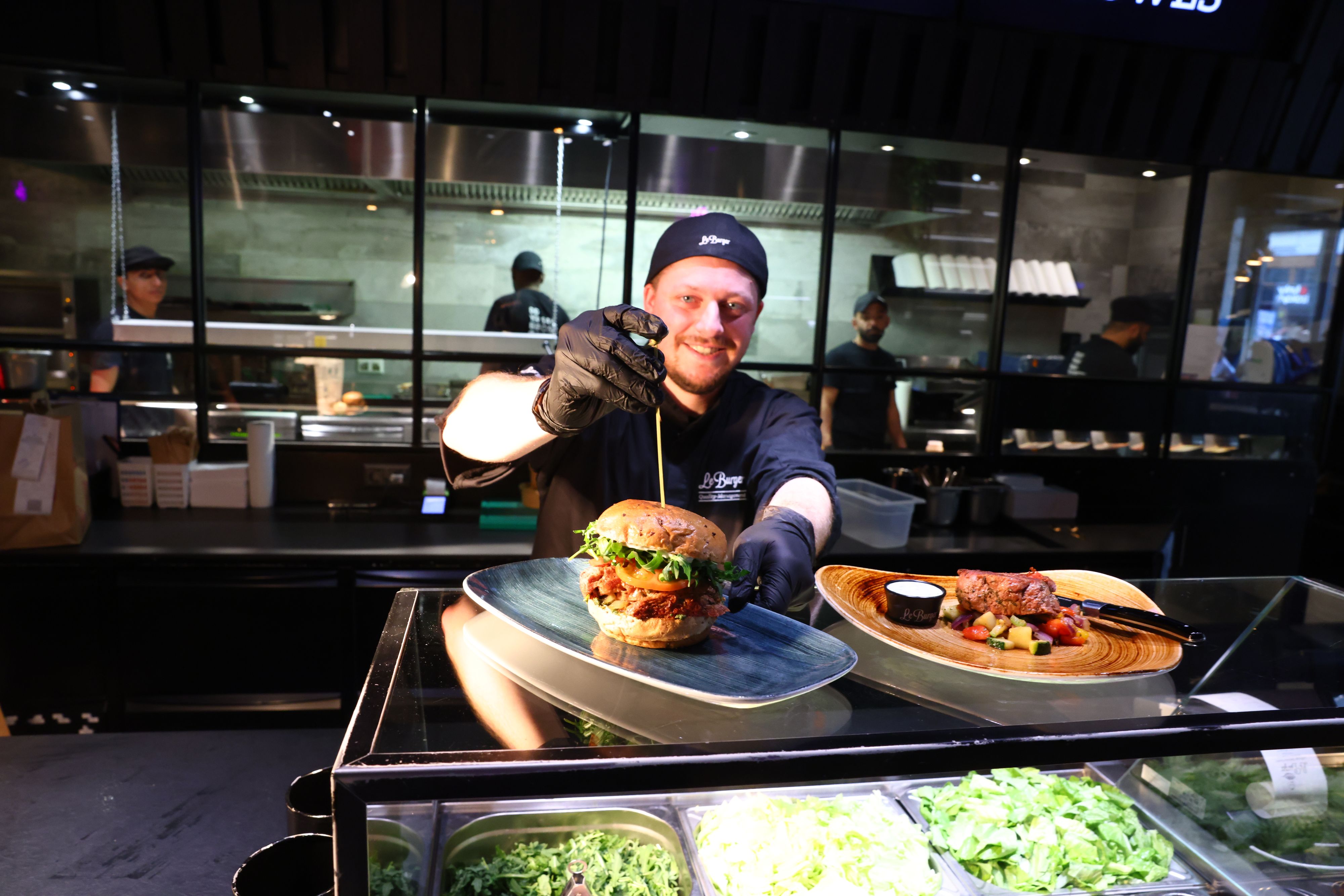 Koch Christian Rotheneder hat mit seinem Team den Burger rund um das pflanzliche Steak konzipiert.&nbsp;