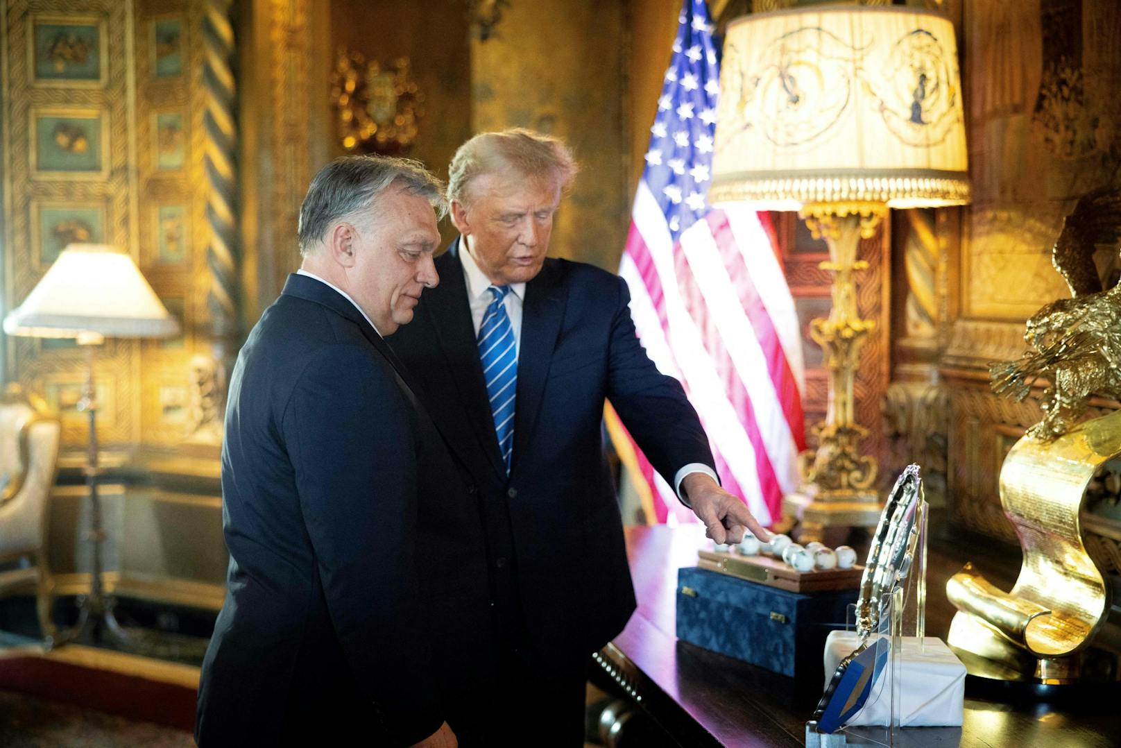 Der ungarische Premier <strong>Viktor Orban</strong> (l.) zu Besuch bei Ex-Präsident und Präsidentschaftskandidat <strong>Donald Trump</strong> in dessen Golfressort Mar-a-Lago in Florida am 8. März 2024.