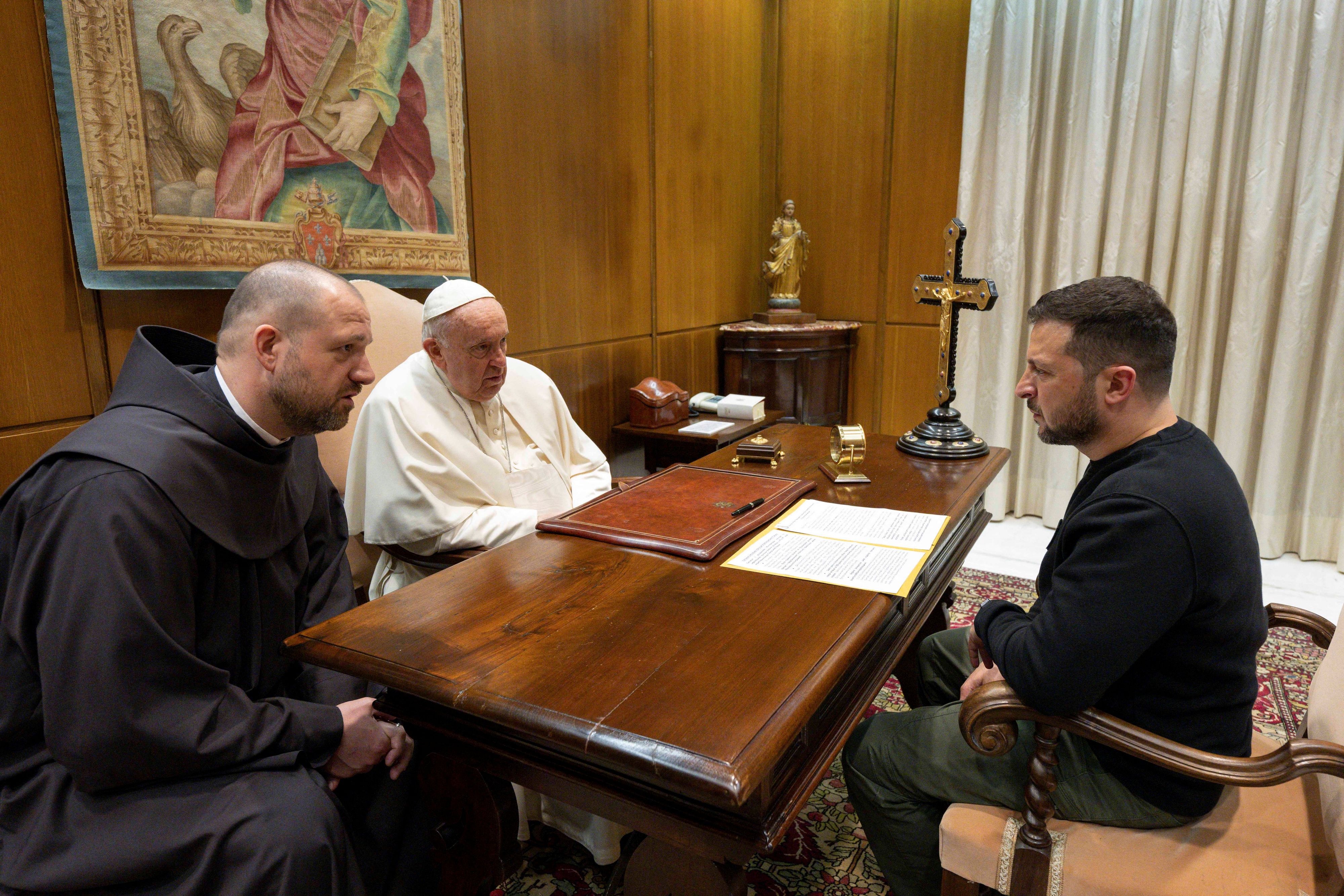 Papst Franziskus und Ukraine-Präsident Selenski bei einem persönlichen Treffen im Vatikan im Mai 2023.
