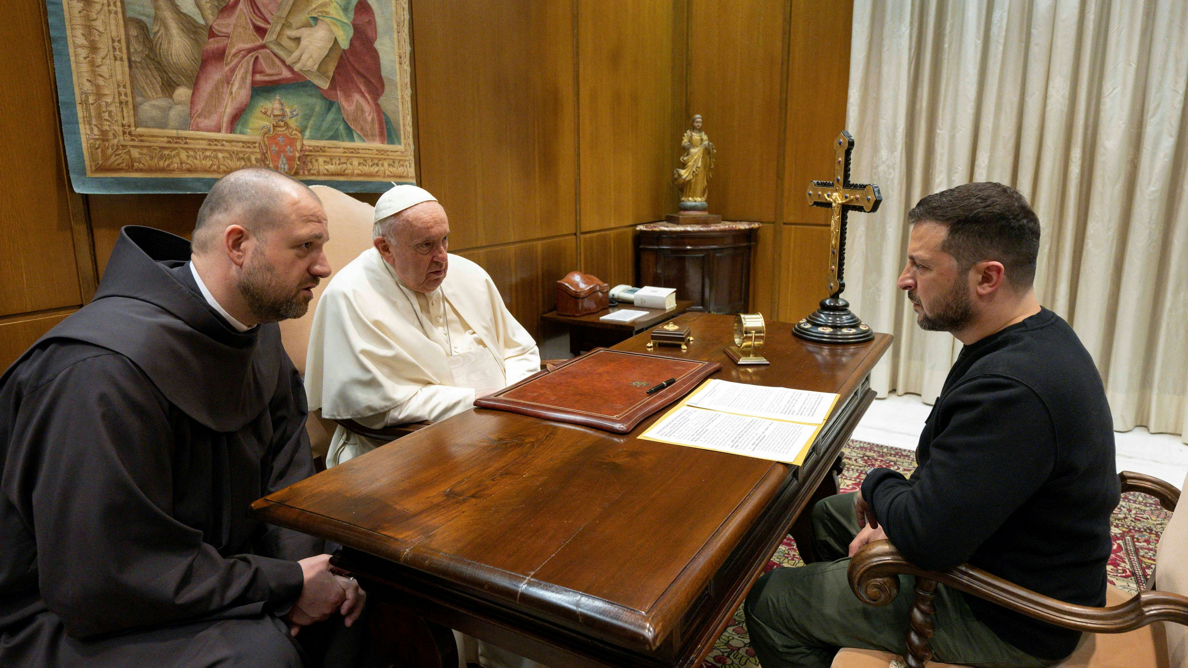Papst Franziskus und Ukraine-Präsident Selenski bei einem persönlichen Treffen im Vatikan im Mai 2023.