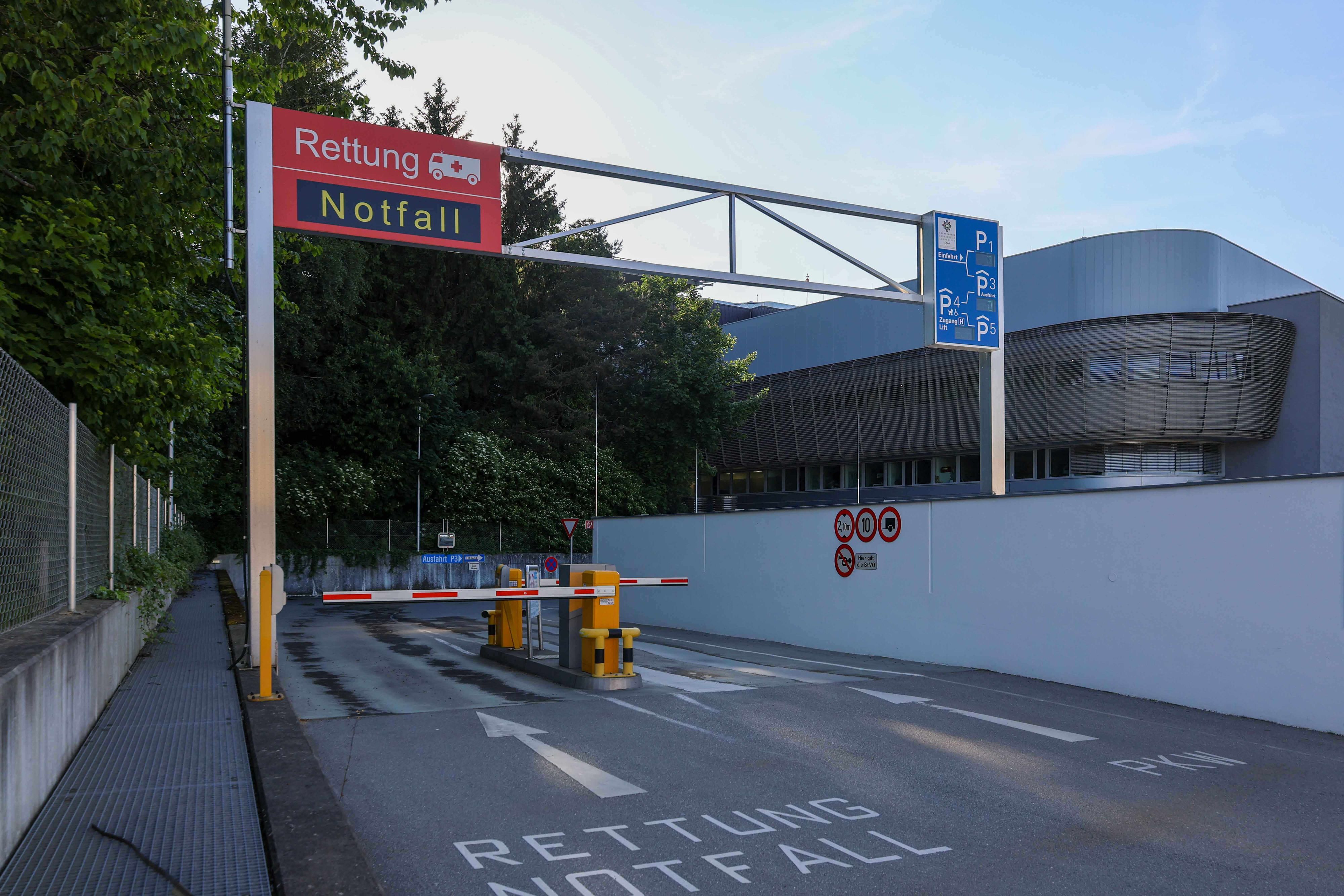 Der Schwerverletzte wurde sofort mit dem Notarzthubschrauber ins Spital nach Ried gebracht.