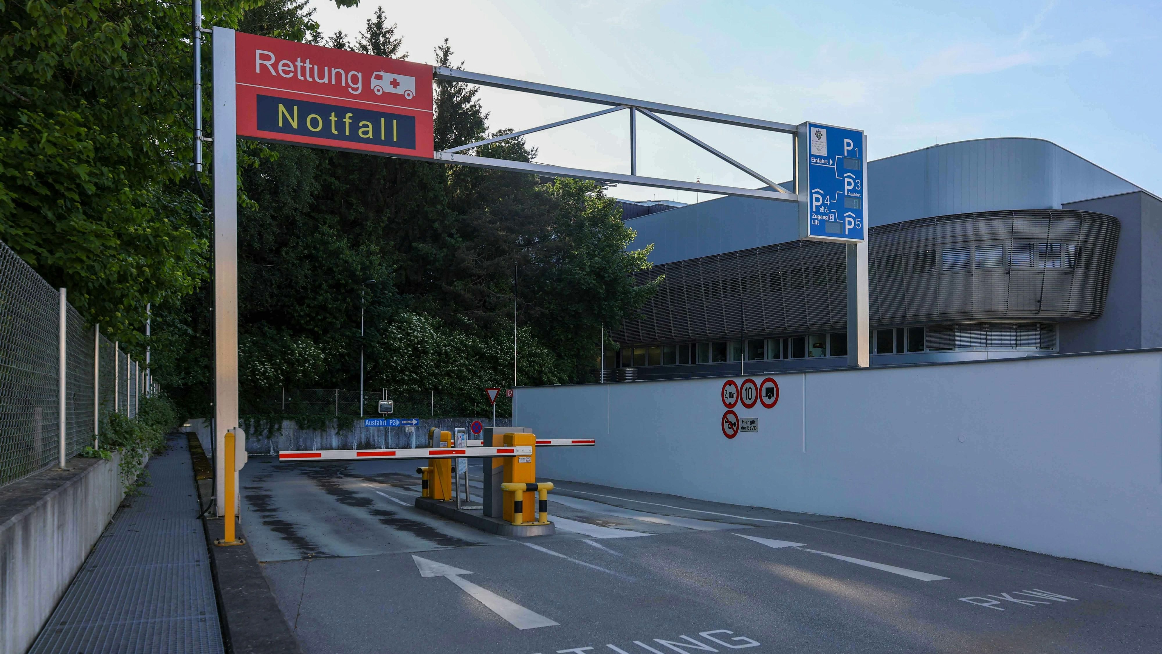 Der Schwerverletzte wurde sofort mit dem Notarzthubschrauber ins Spital nach Ried gebracht.