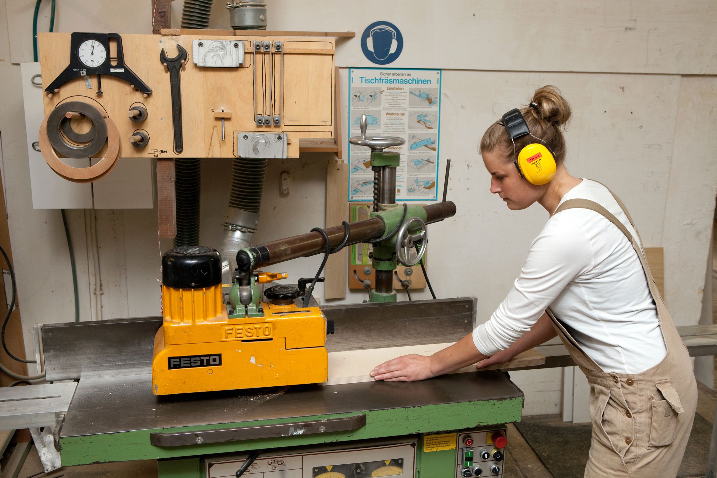 Bei der Arbeit geriet seine linke Hand in die Maschine. (Symbolbild)