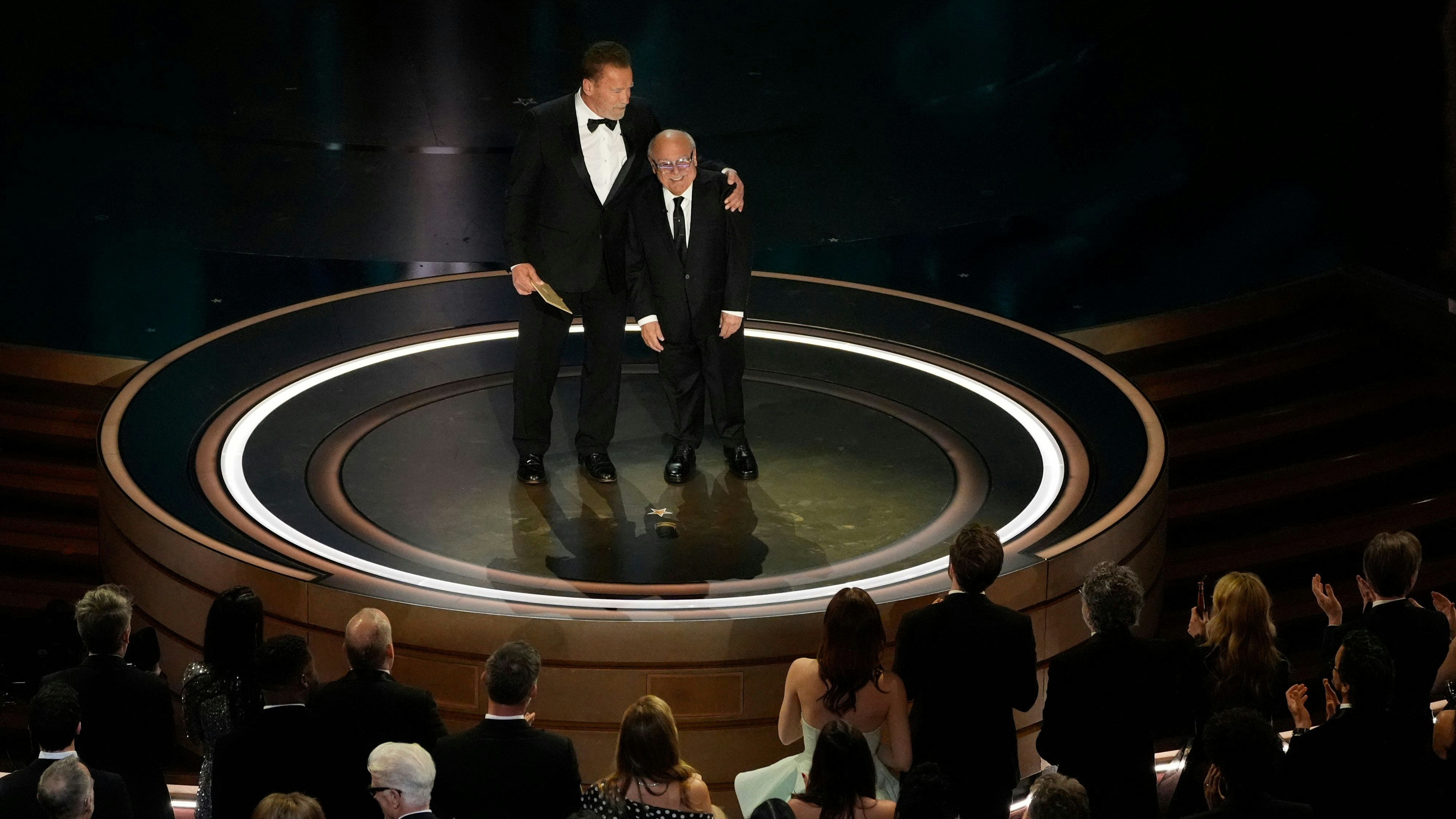 "Twins": Arnold Schwarzenegger und Danny DeVito übergaben den Oscar für die besten visuellen Effekte